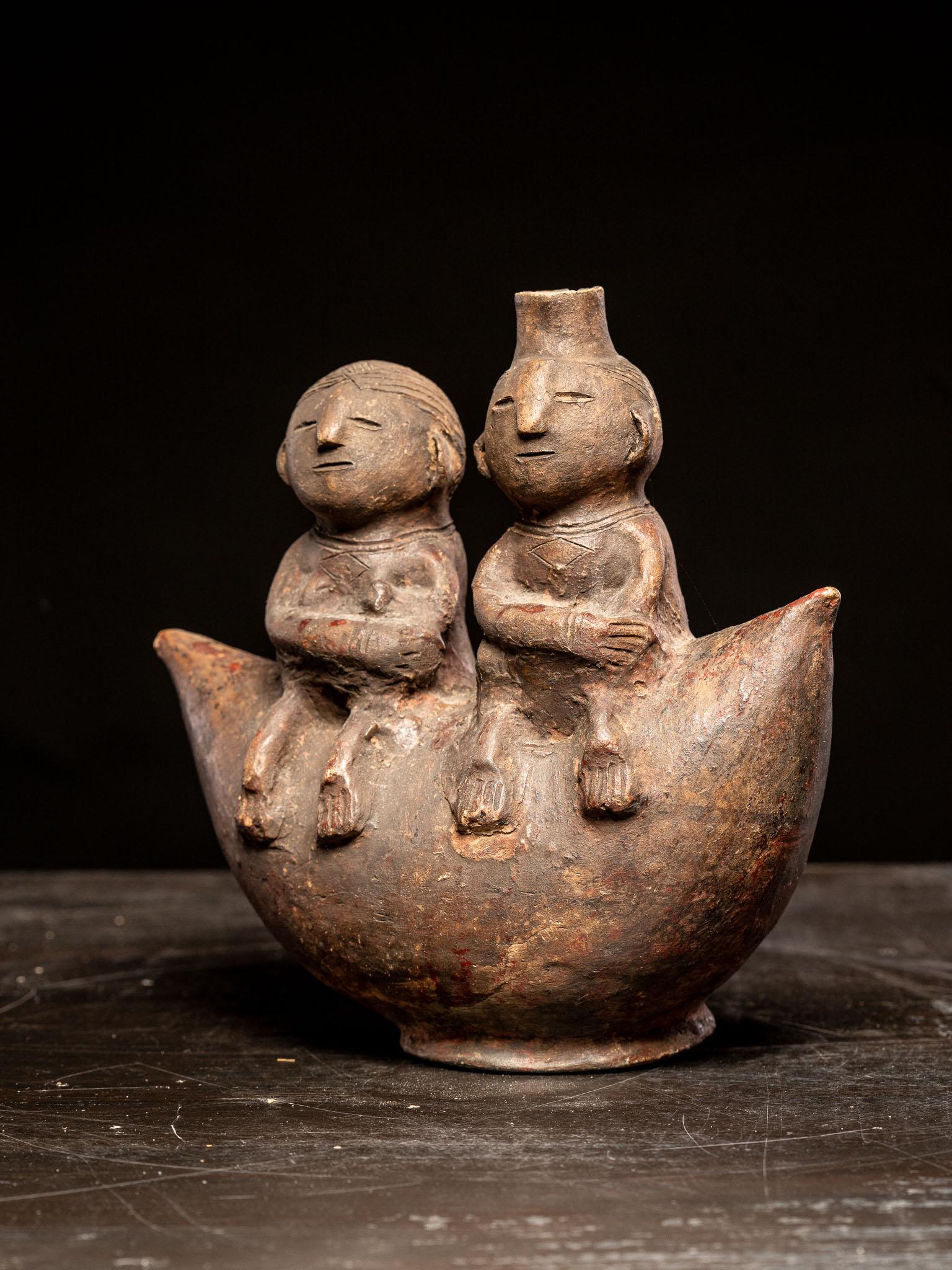 Ethnic Design-Crescent shaped terracotta pot, Solongo People, DRC (Kongolesisch) im Angebot