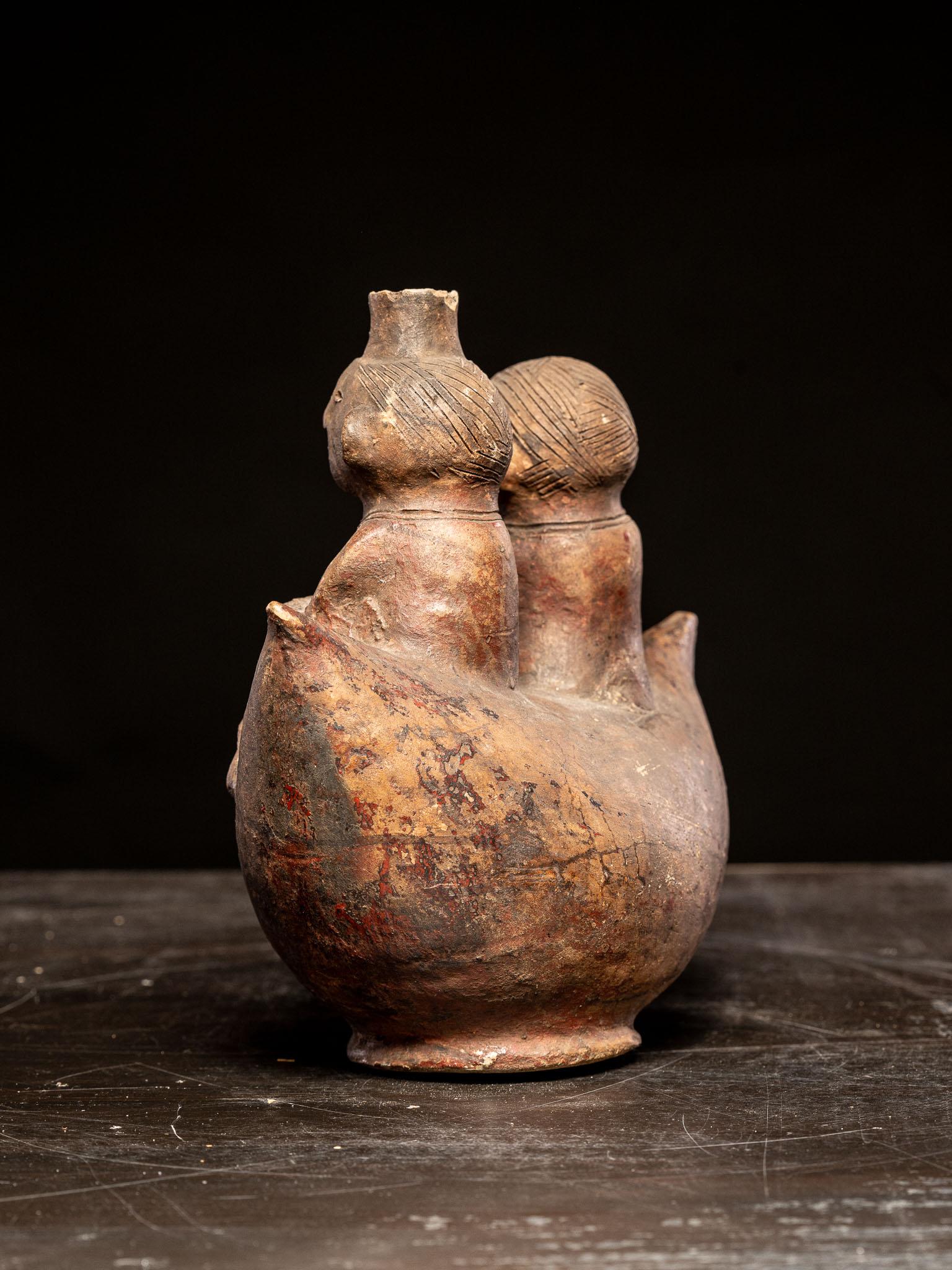 Ethnic Design-Crescent shaped terracotta pot, Solongo People, DRC im Zustand „Gut“ im Angebot in Leuven , BE