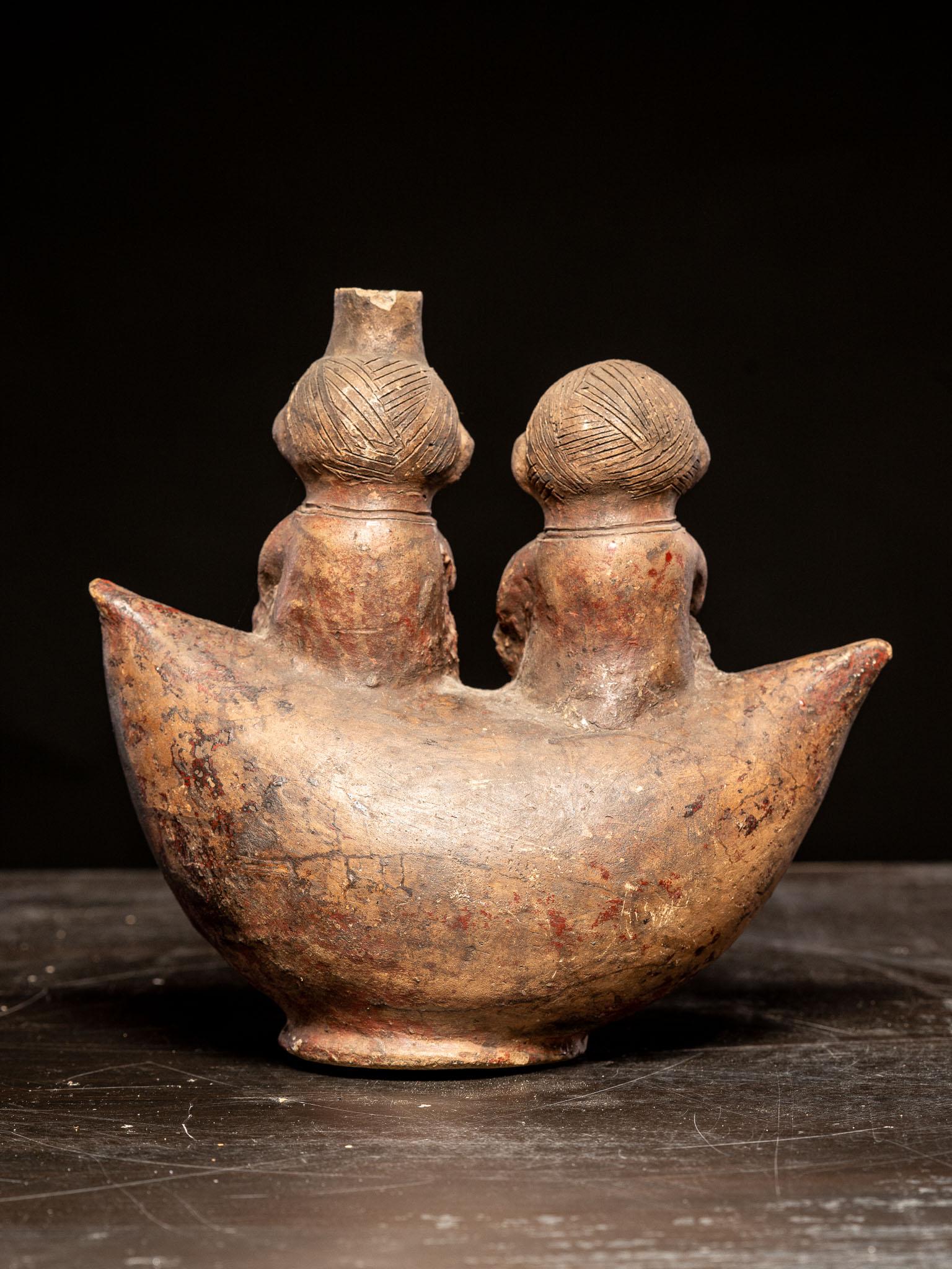 Ethnic Design-Crescent shaped terracotta pot, Solongo People, DRC (20. Jahrhundert) im Angebot