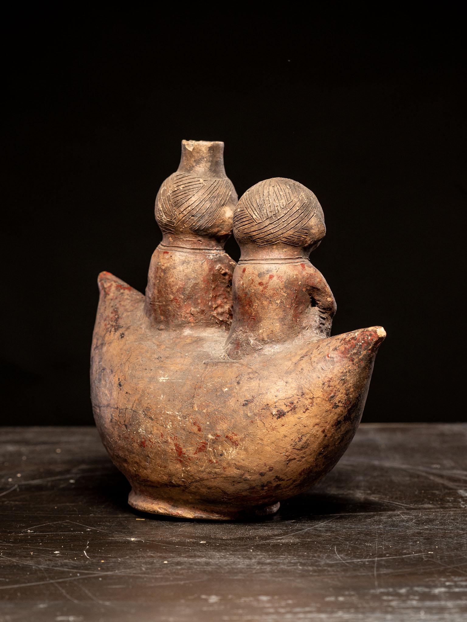 Ethnic Design-Crescent shaped terracotta pot, Solongo People, DRC (Terrakotta) im Angebot