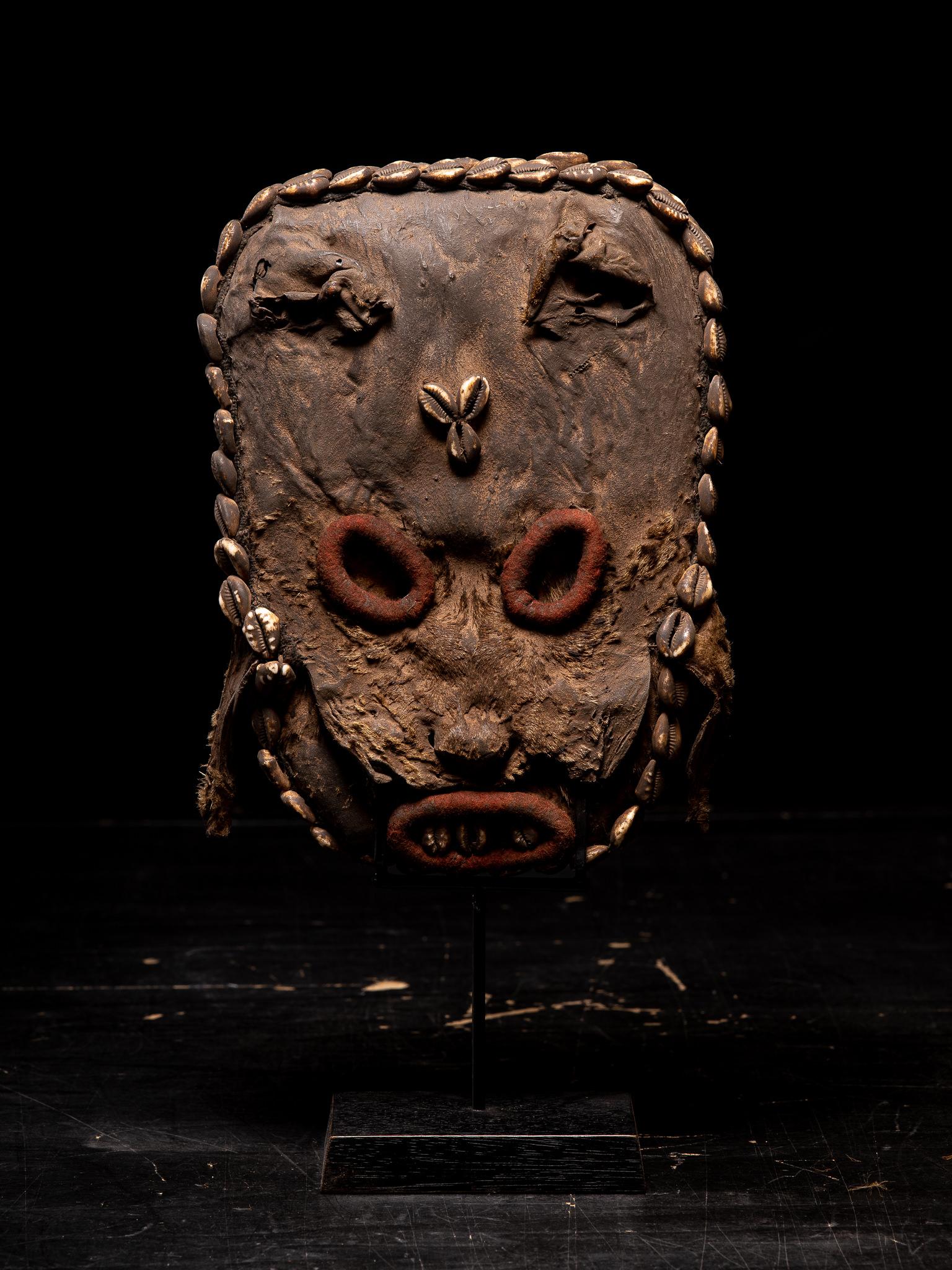 Fait main Am designs/One - Masque décoratif de la société nocturne, Grasslands, Cameroun. en vente