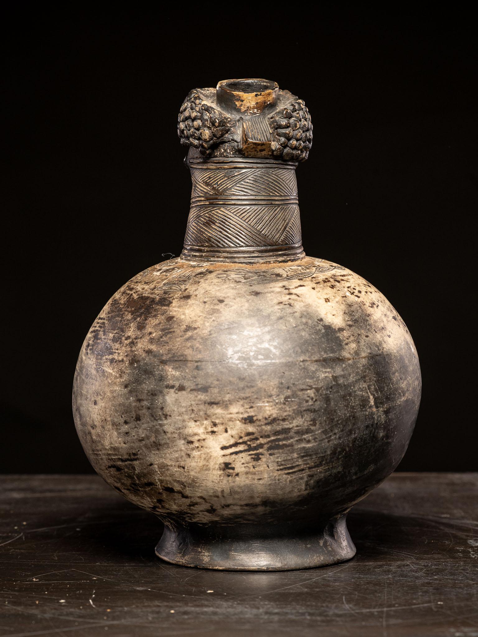 Ethnic Design-Terraccotta Jug in the shape of a male, Tshokwe People, DRC. In Good Condition For Sale In Leuven , BE