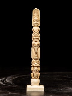 Ethnisches Design- Vintage geschnitzt Knochen Totempfahl, Nordwestküste Menschen, Alaska