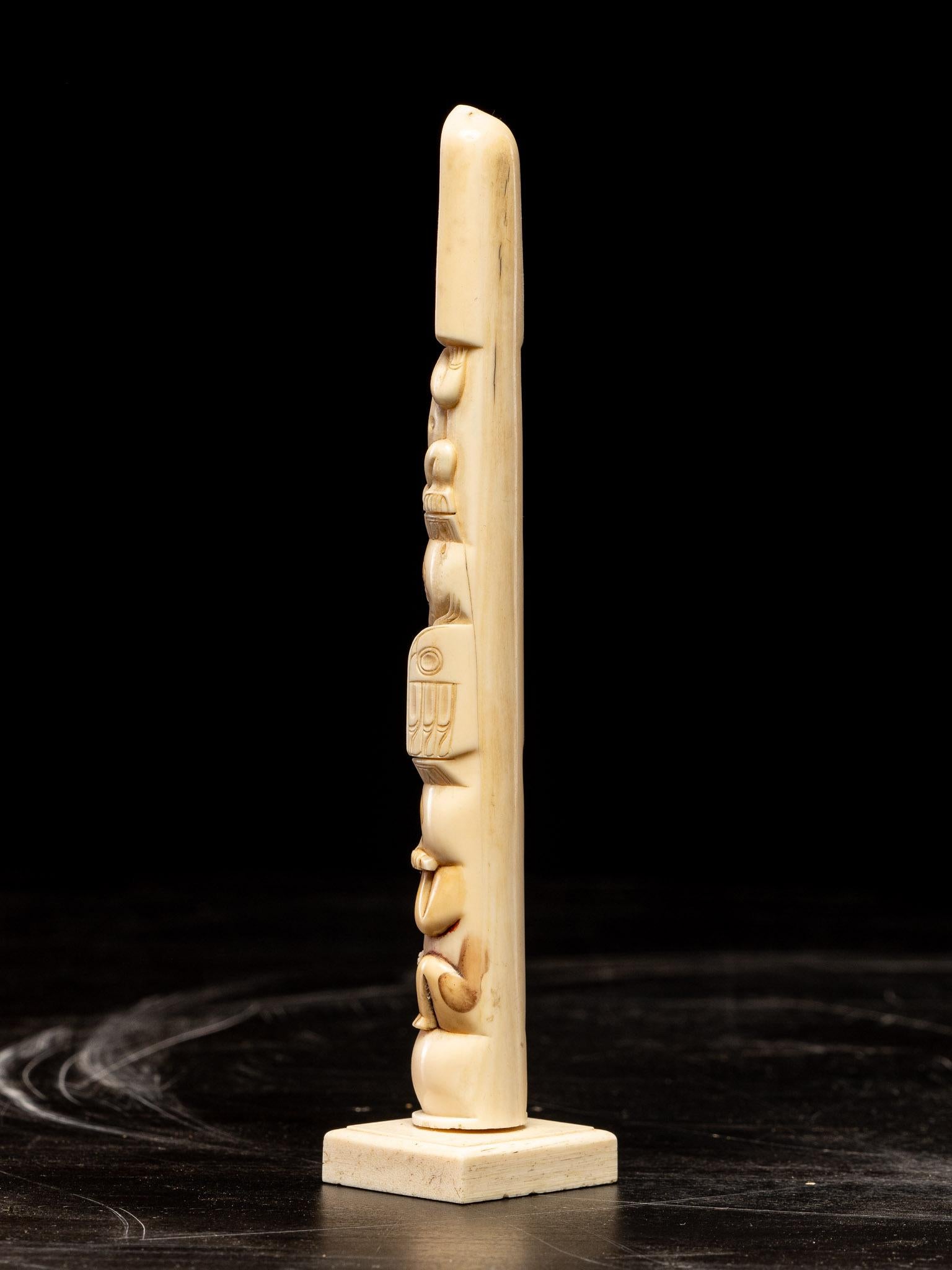 Ethnic Design- Vintage Carved Bone Totem Pole, North west Coast People, Alaska In Good Condition For Sale In Leuven , BE