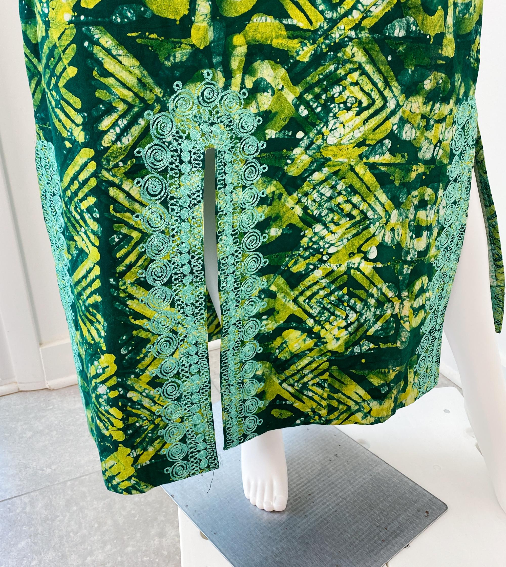 Robe longue en coton marocain imprimé ethnique vert avec broderie Taille 8/10, années 1970 en vente 5