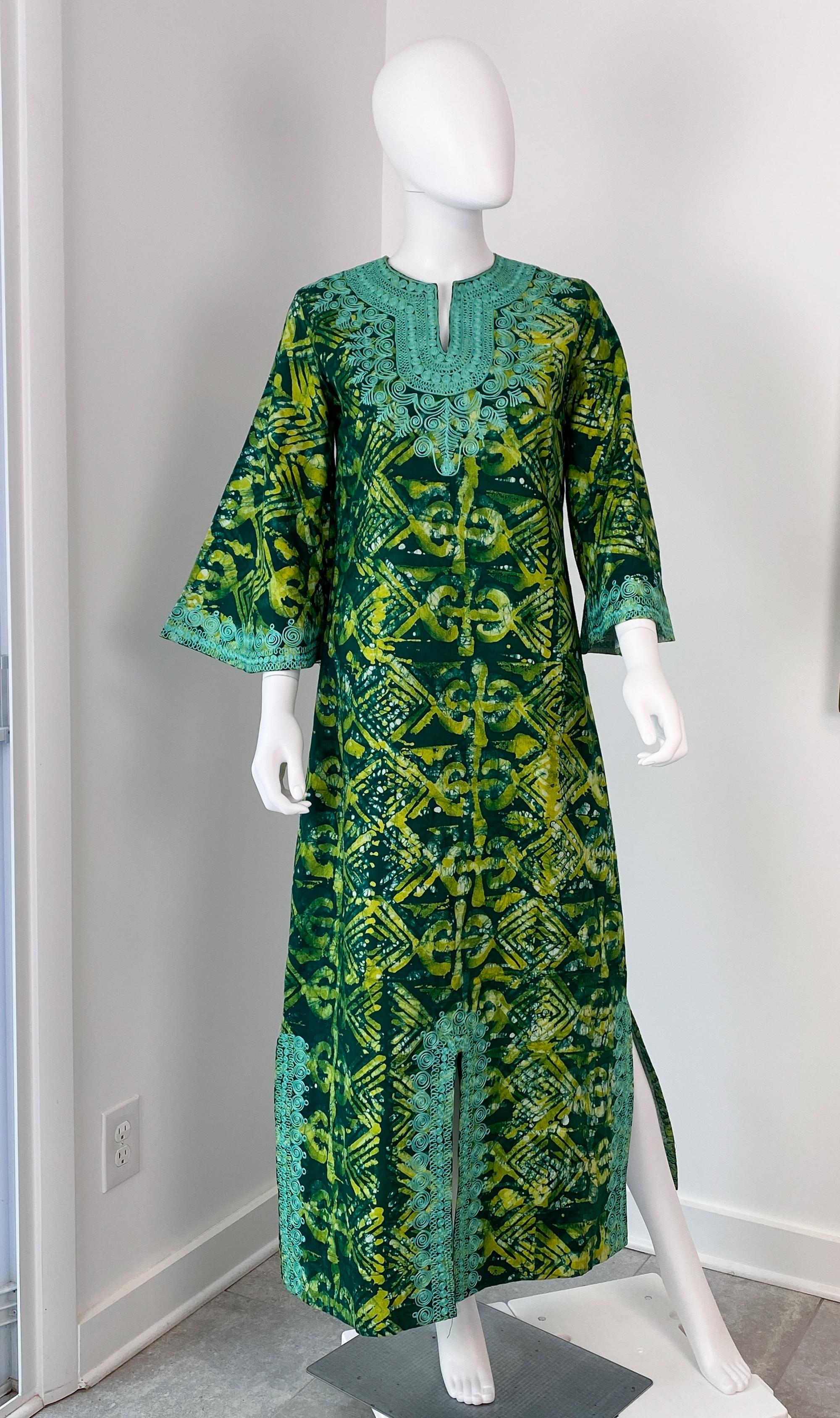 Robe Maxi Caftan Marocain Vintage des années 1970 avec broderie Turquoise.
Exemple étonnant de l'élégance bohème des années 1970, cette robe longue caftan marocain vintage rayonne d'énergie vibrante et de détails artisanaux. Confectionné en coton