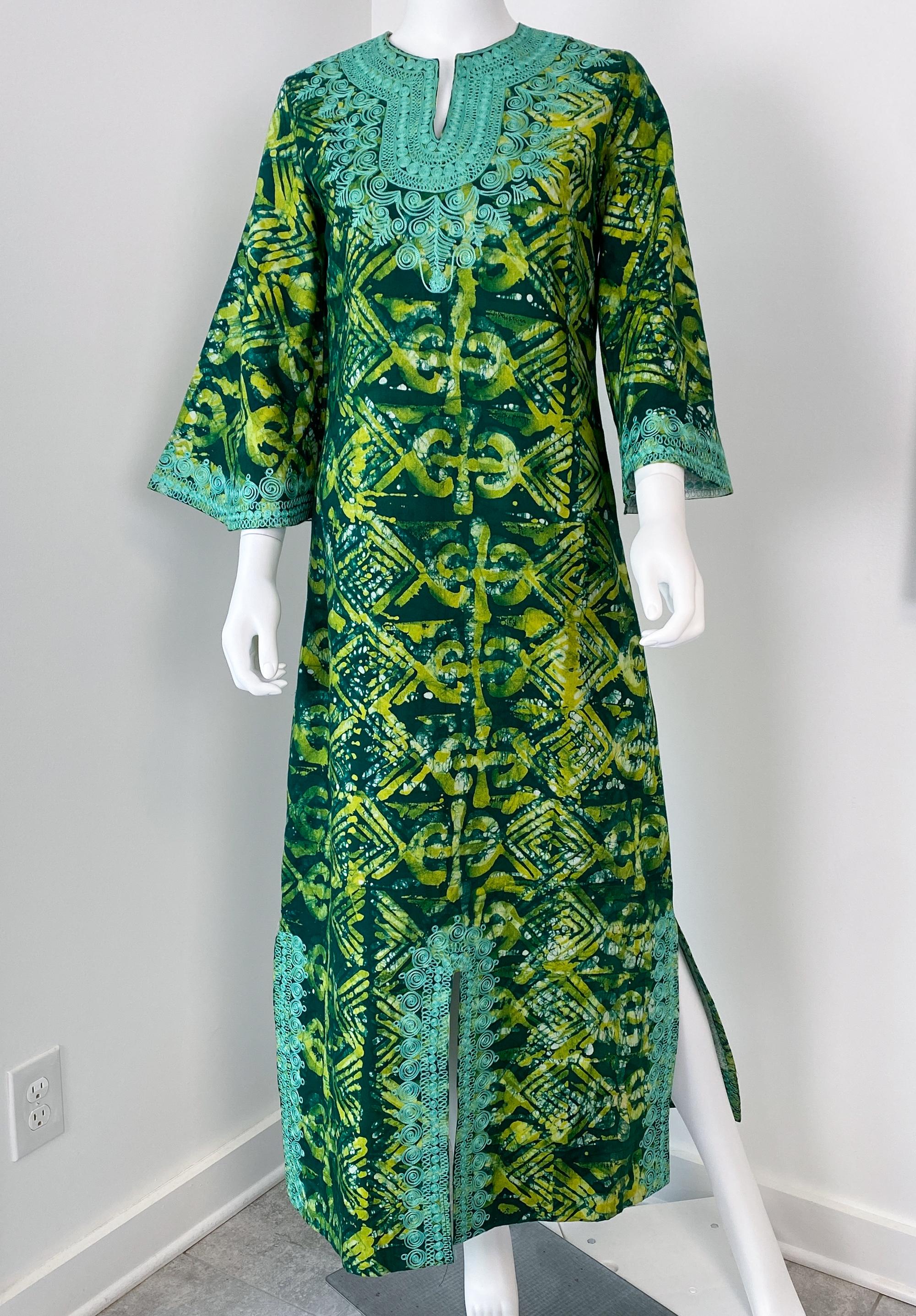 Noir Robe longue en coton marocain imprimé ethnique vert avec broderie Taille 8/10, années 1970 en vente