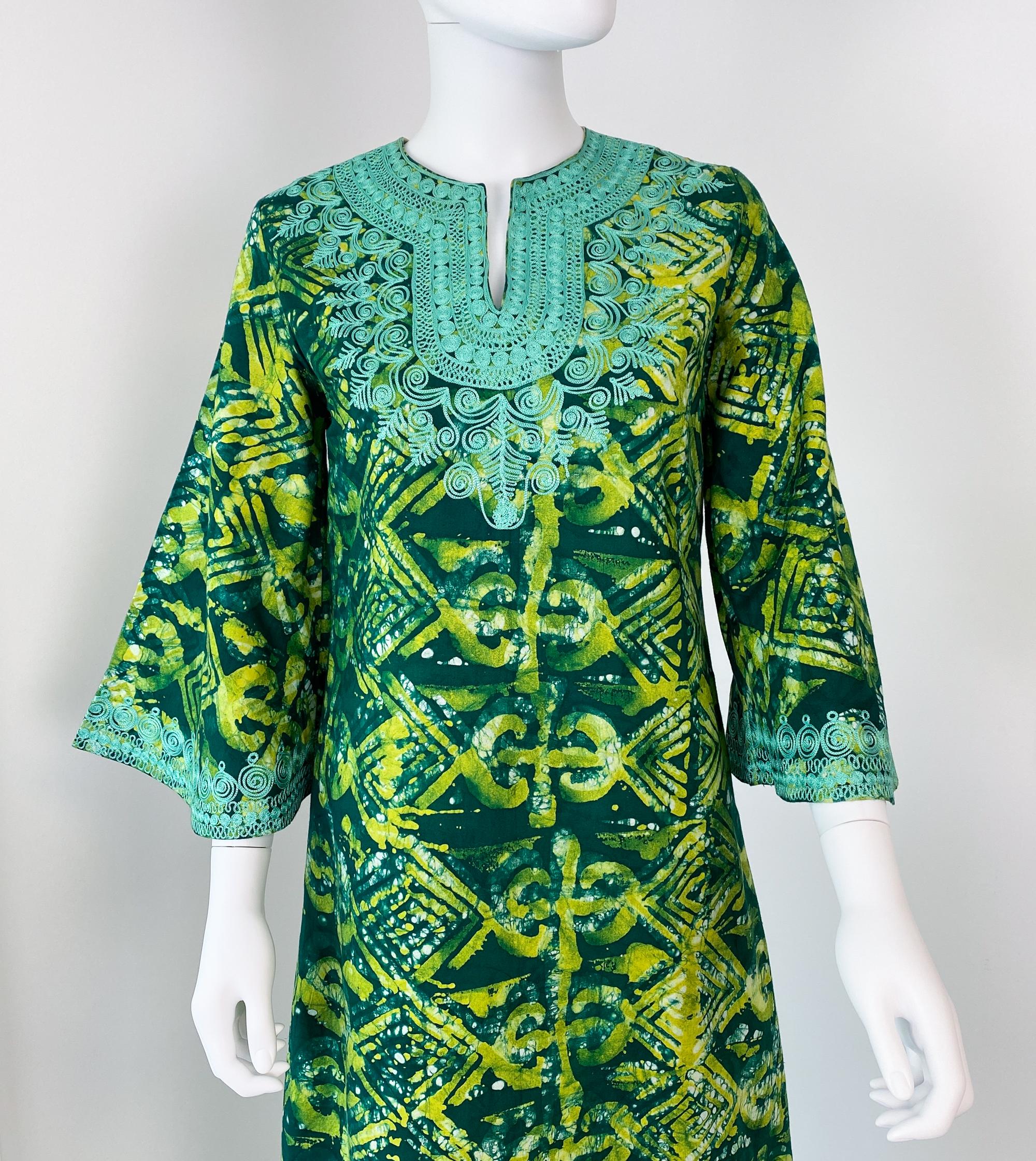 Robe longue en coton marocain imprimé ethnique vert avec broderie Taille 8/10, années 1970 Excellent état - En vente à Atlanta, GA