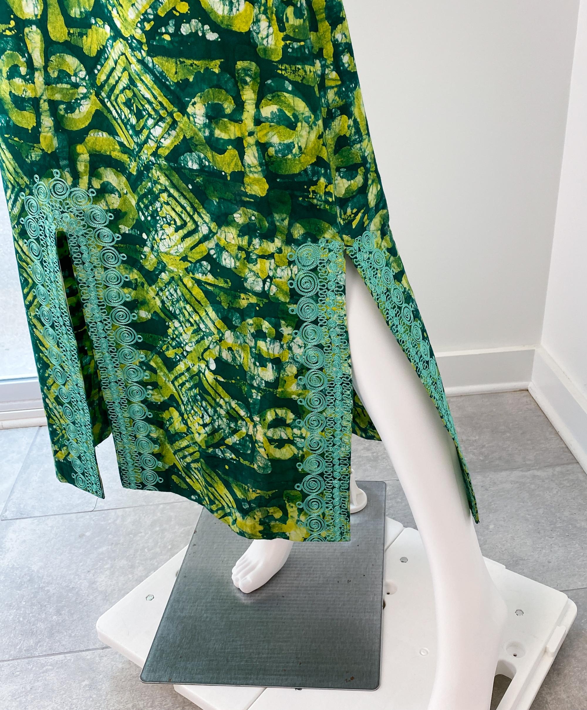 Robe longue en coton marocain imprimé ethnique vert avec broderie Taille 8/10, années 1970 en vente 1