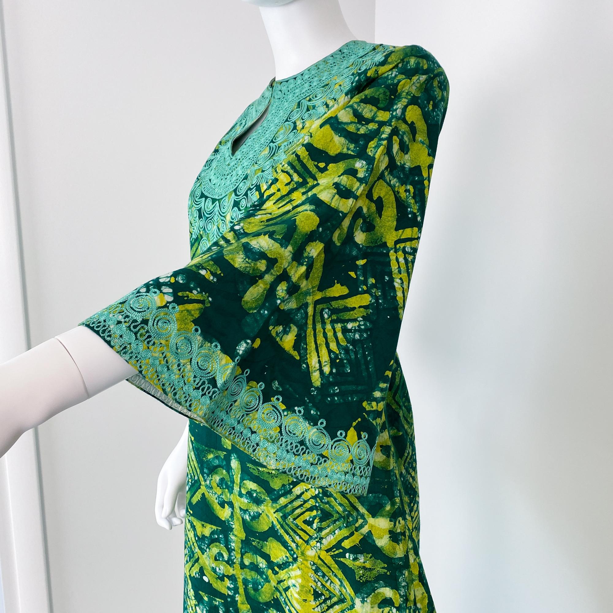 Robe longue en coton marocain imprimé ethnique vert avec broderie Taille 8/10, années 1970 en vente 2