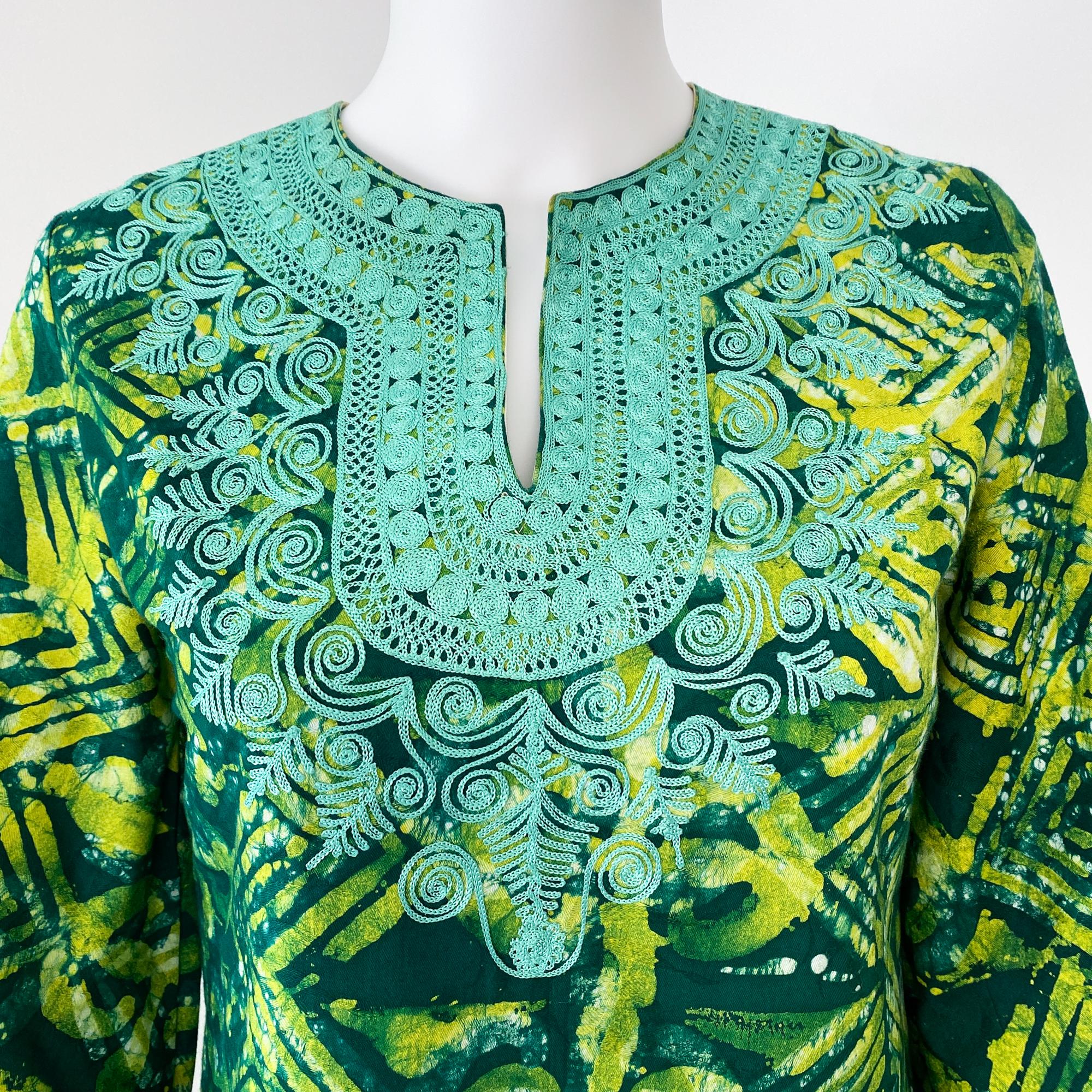 Robe longue en coton marocain imprimé ethnique vert avec broderie Taille 8/10, années 1970 en vente 3
