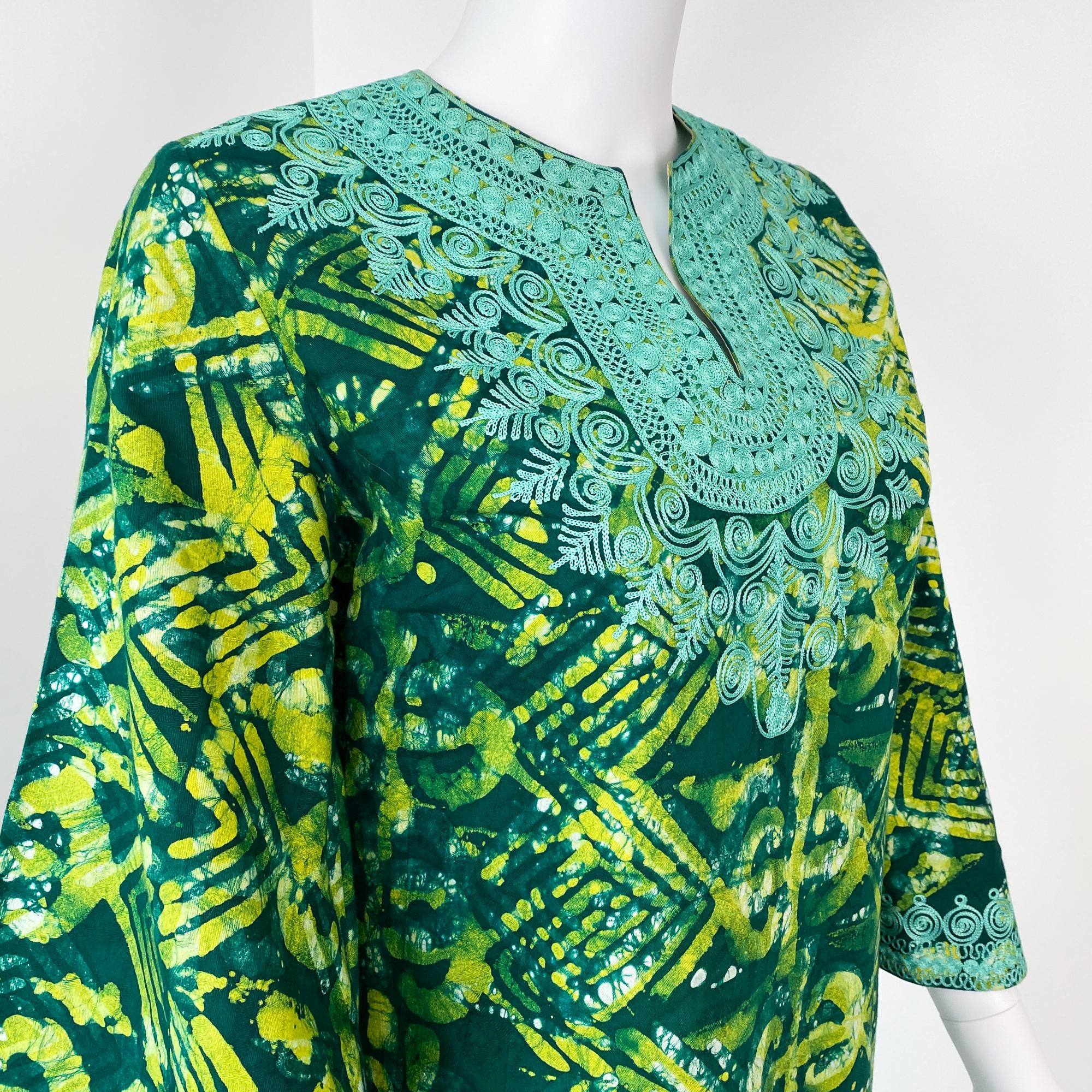 Robe longue en coton marocain imprimé ethnique vert avec broderie Taille 8/10, années 1970 en vente 4