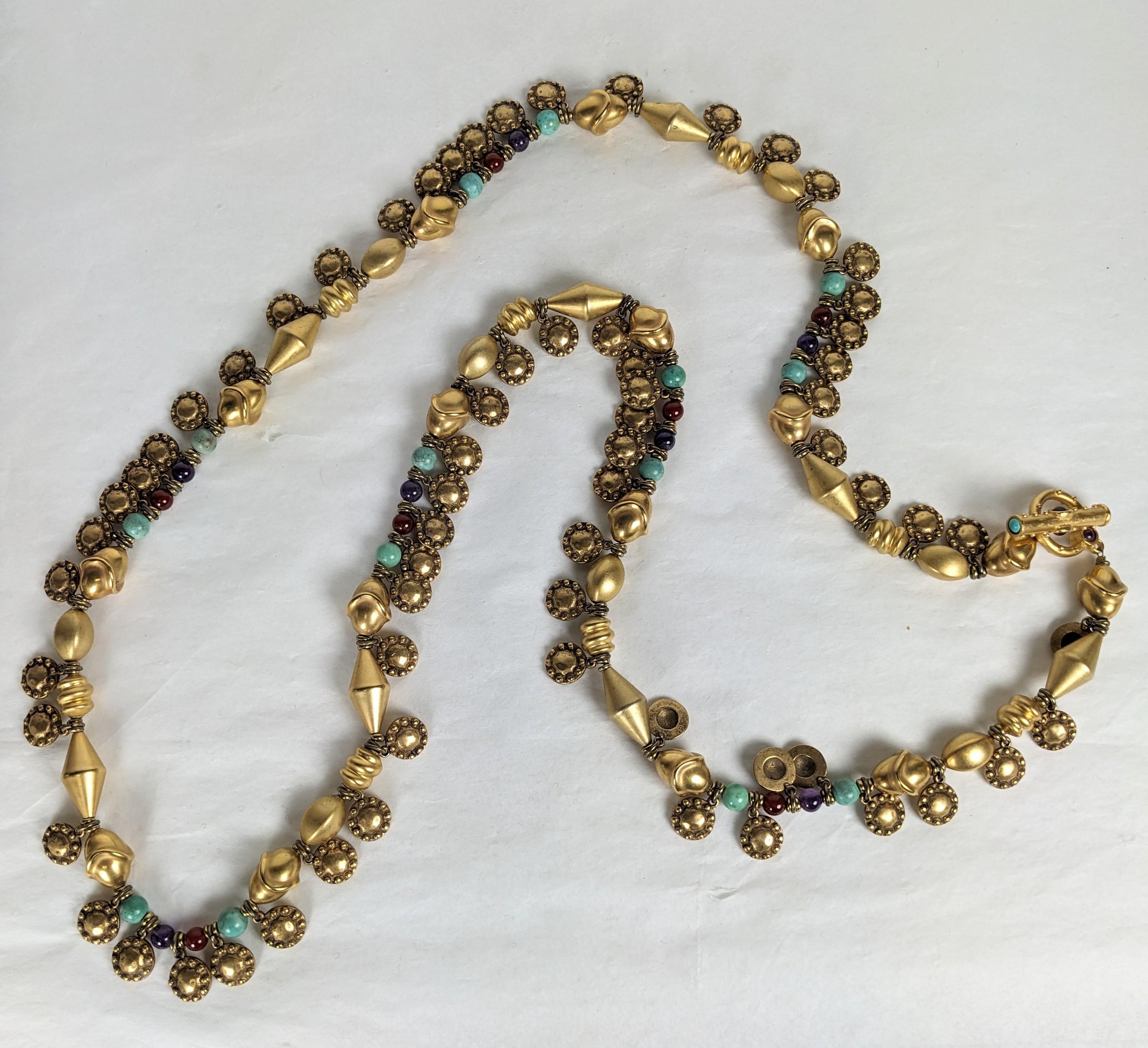 Collana o cintura con charme di ispirazione etnica degli anni '80. Finitura oro antico su ottone con perle semipreziose di corniola, ametista e turchese. 45
