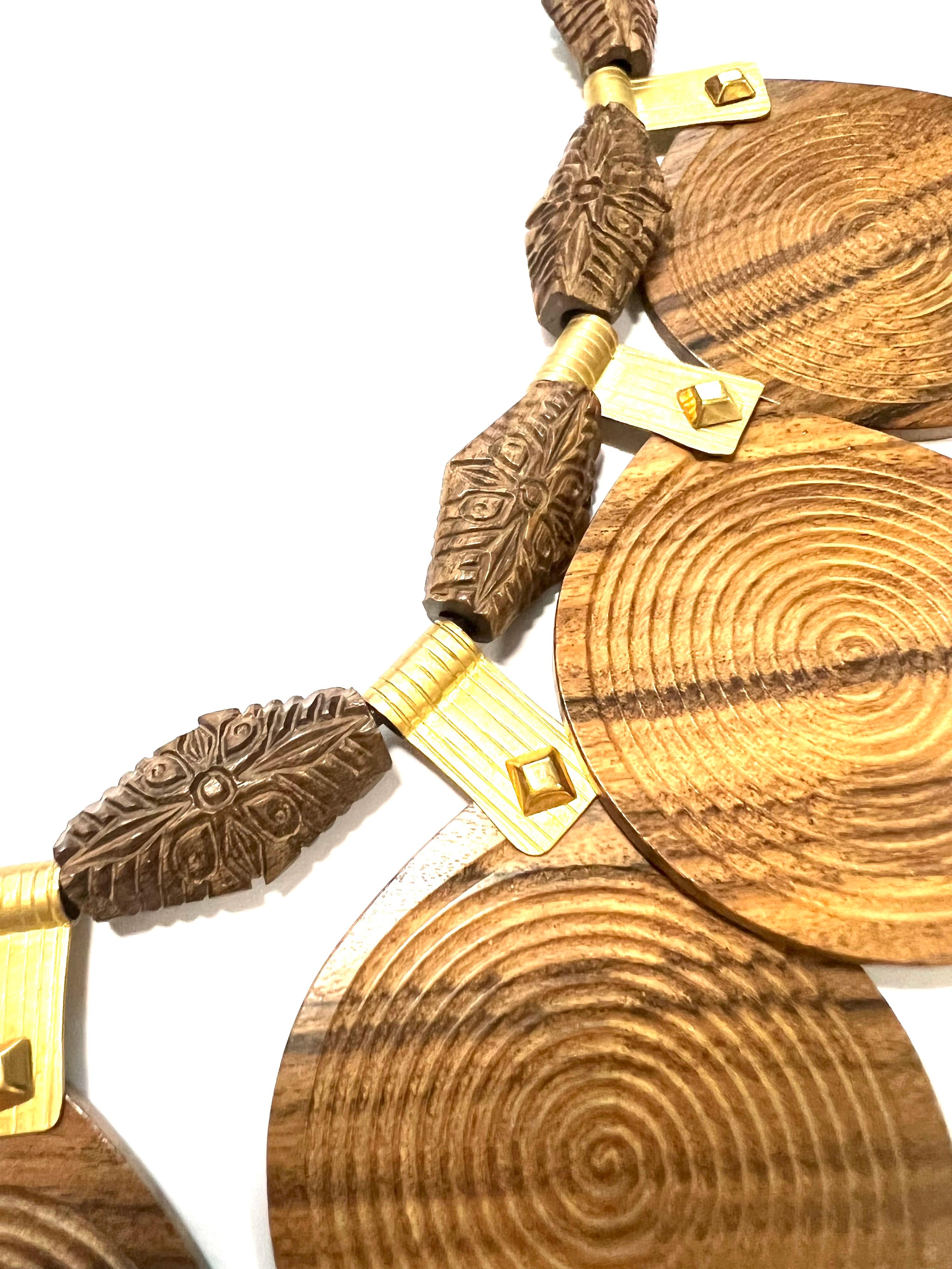 Ethnische Halskette aus Palissander und 18k Gelbgold (Arts and Crafts) im Angebot