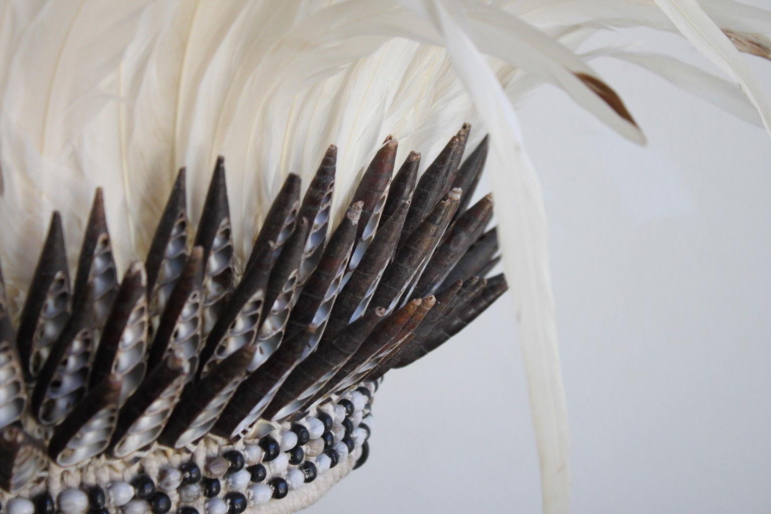 Ethnic Shell and White Feather Headdress In Good Condition For Sale In Marseille, FR