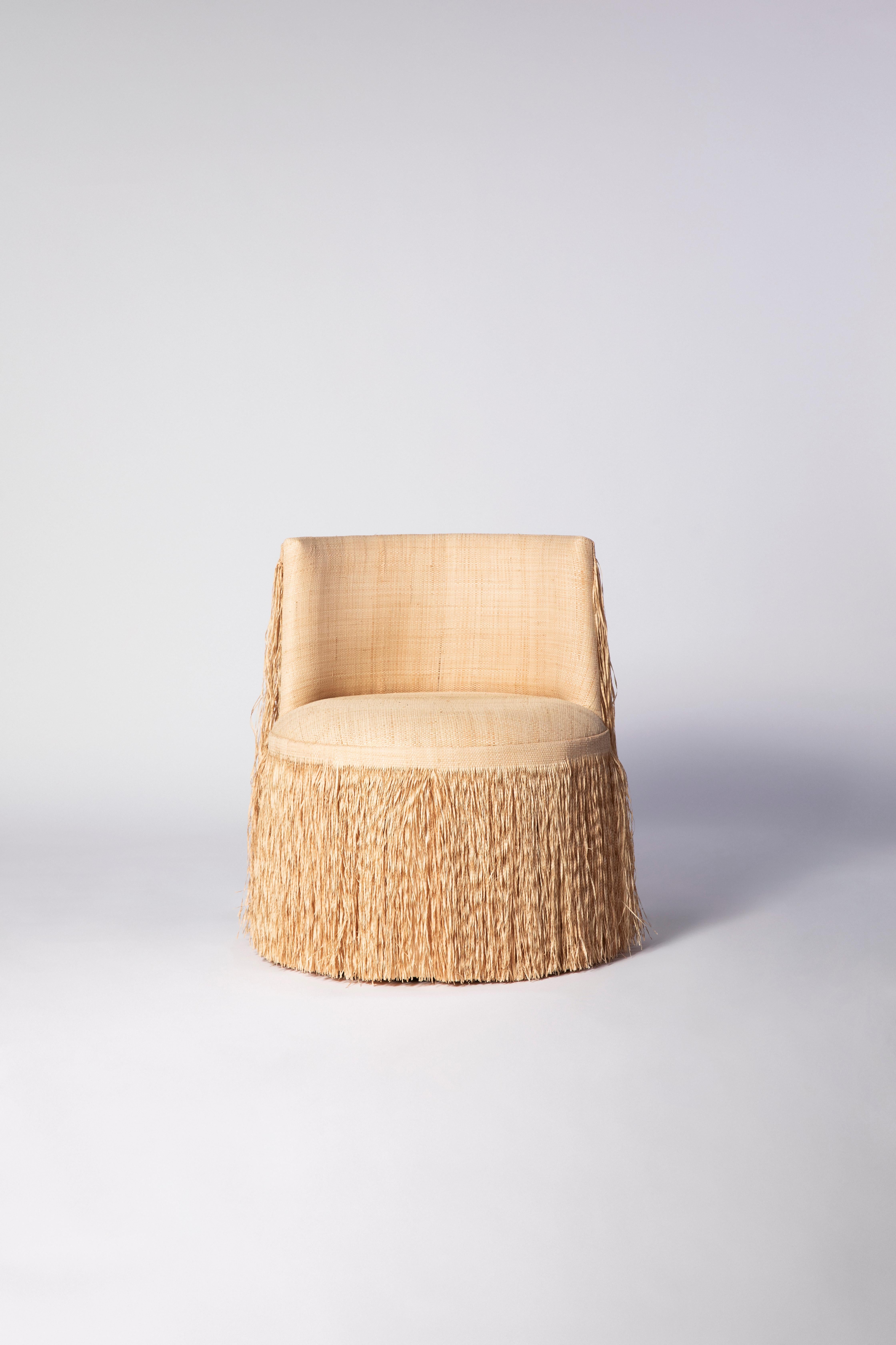 Ce fauteuil rotatif de Neca Abrantes est une fusion frappante du design brésilien contemporain et des traditions artisanales indigènes. Connue pour sa profonde passion pour l'artisanat indigène, Abrantes présente une réinterprétation ethnique du