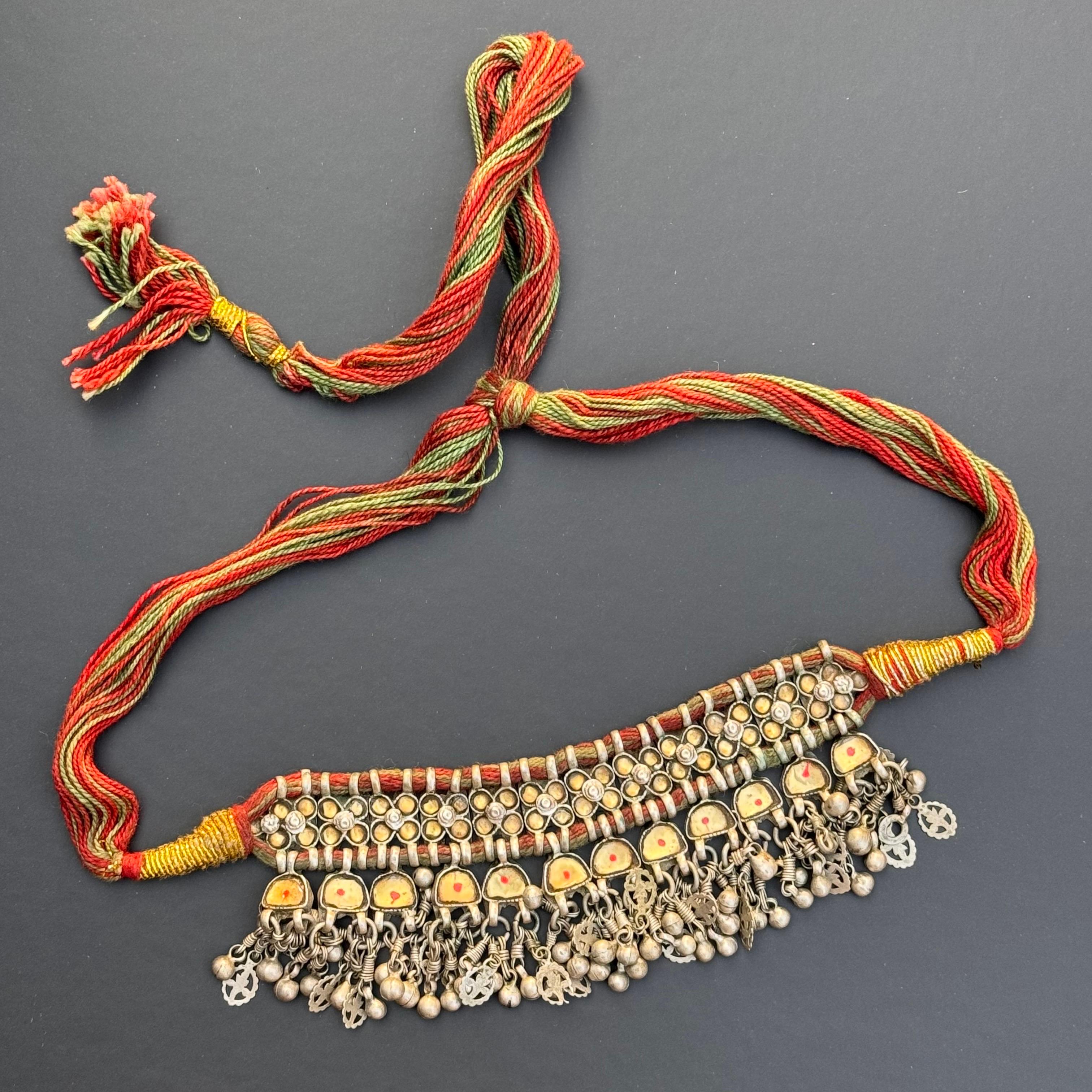 Ce lourd collier vintage 