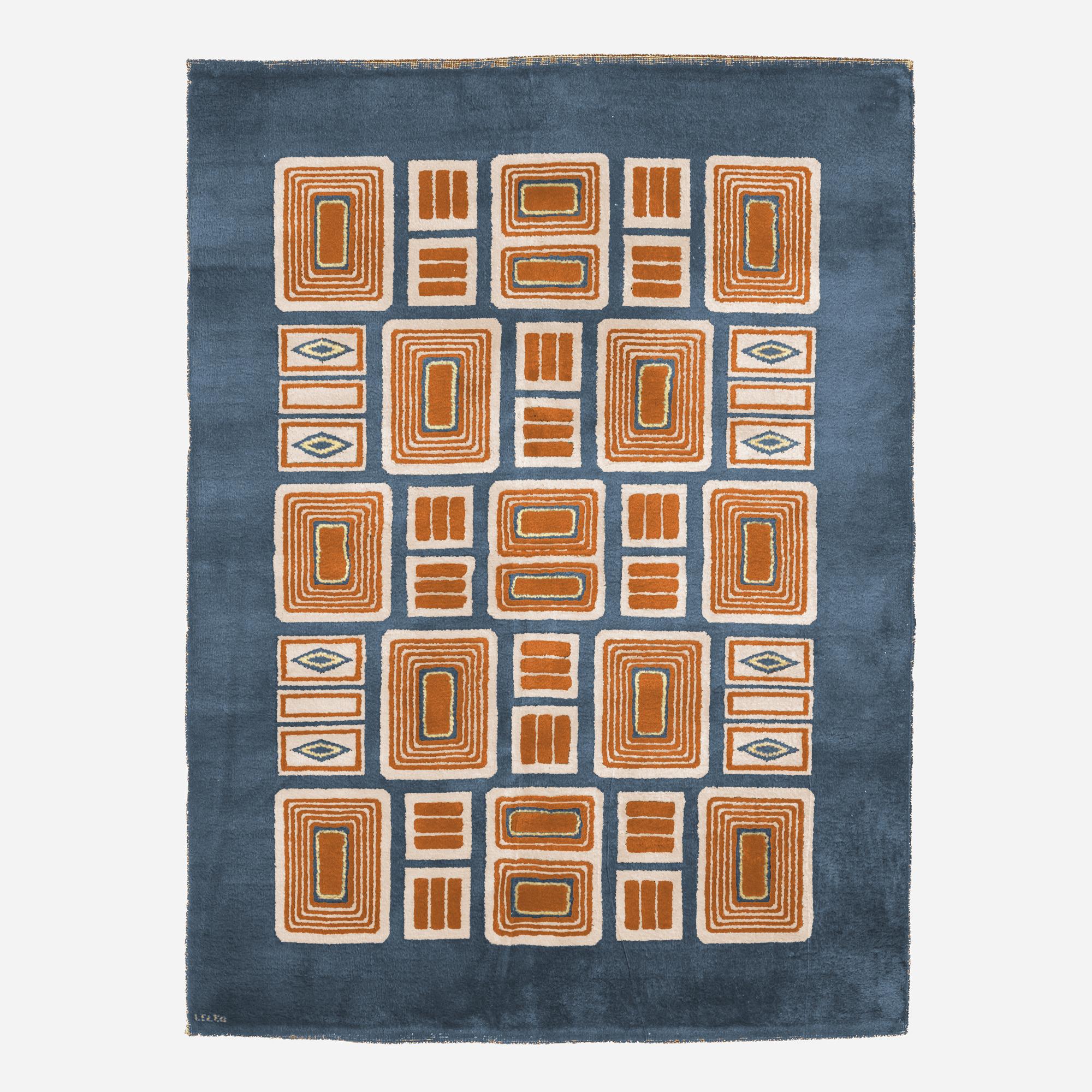 Tapis connu sous le numéro 833 des archives LELEU. Un exemplaire seulement réalisé dans les années 60. Ce tapis dessiné par Paule LELEU dans les années 60 a été réinterprété ici dans des couleurs bleues et orange pour le showroom LELEU. 
Son état