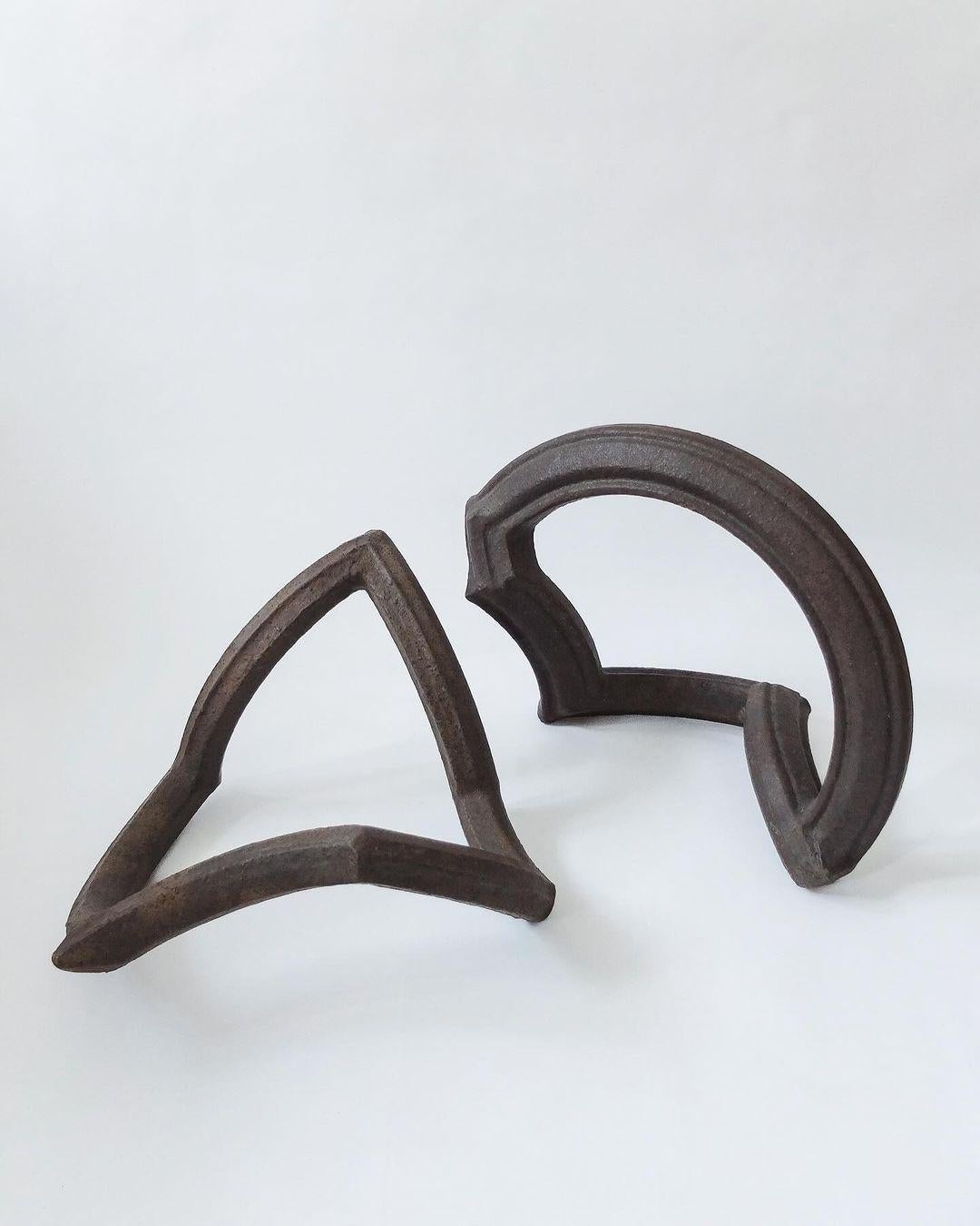 Ethno-futurisme, flammes déformées par Studio Cúze
Dimensions : D 24 x L 45 x H 36 cm,
D 39 x L 41 x H 31 cm.
MATERIAL : Argile, glaçure au cuivre.

Chaque pièce est unique.
La taille, la couleur et la forme peuvent varier.

Studio Cúze
Je suis une