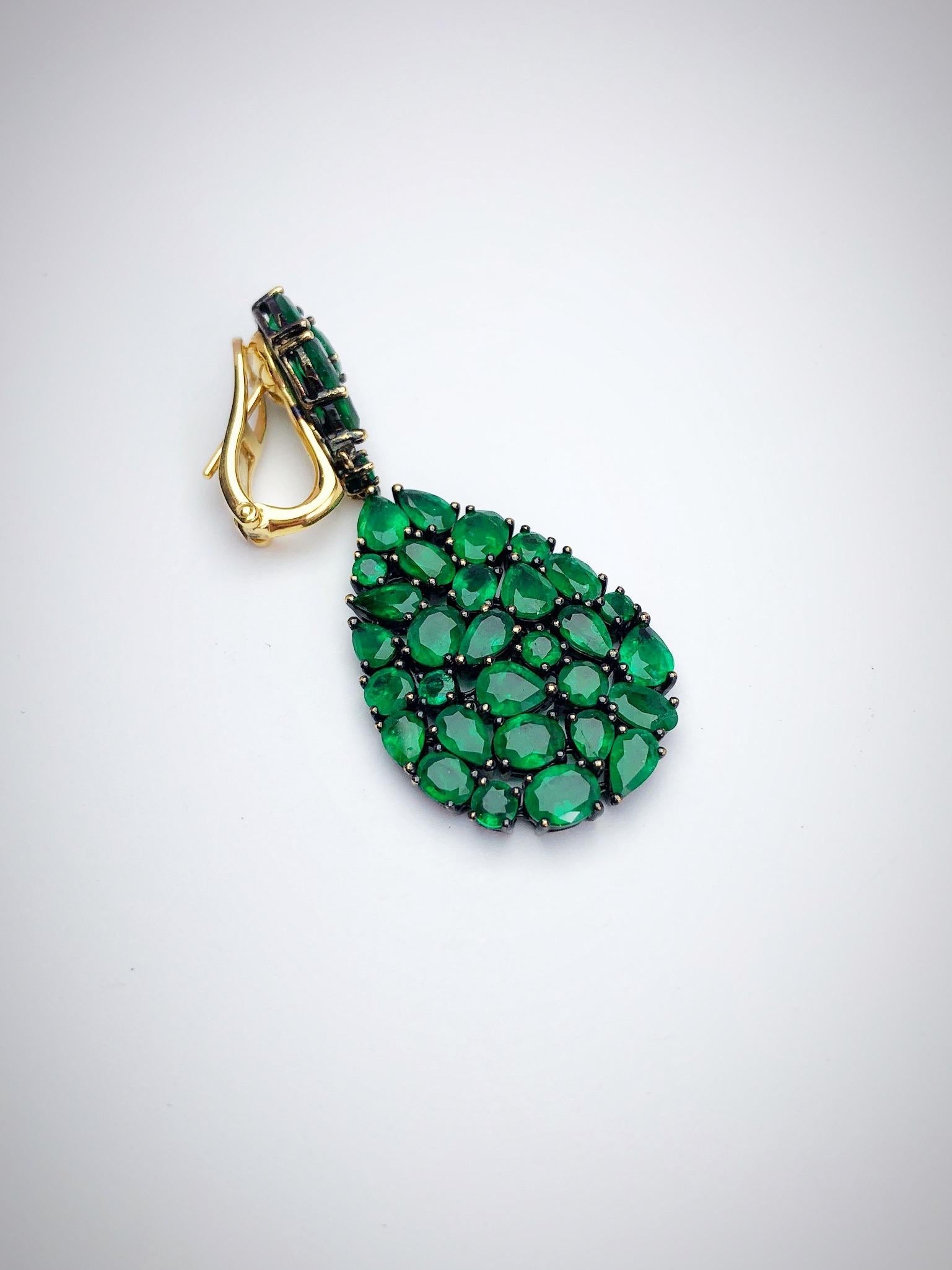 Etho Maria 18 Karat Blackened Gold Drop Earrings with 14.09 Carat Emeralds In New Condition For Sale In New York, NY