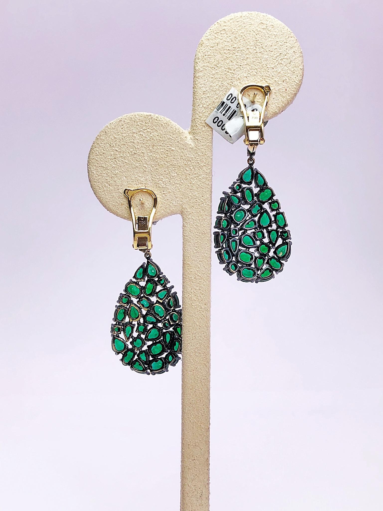 Etho Maria 18 Karat Blackened Gold Drop Earrings with 14.09 Carat Emeralds For Sale 1