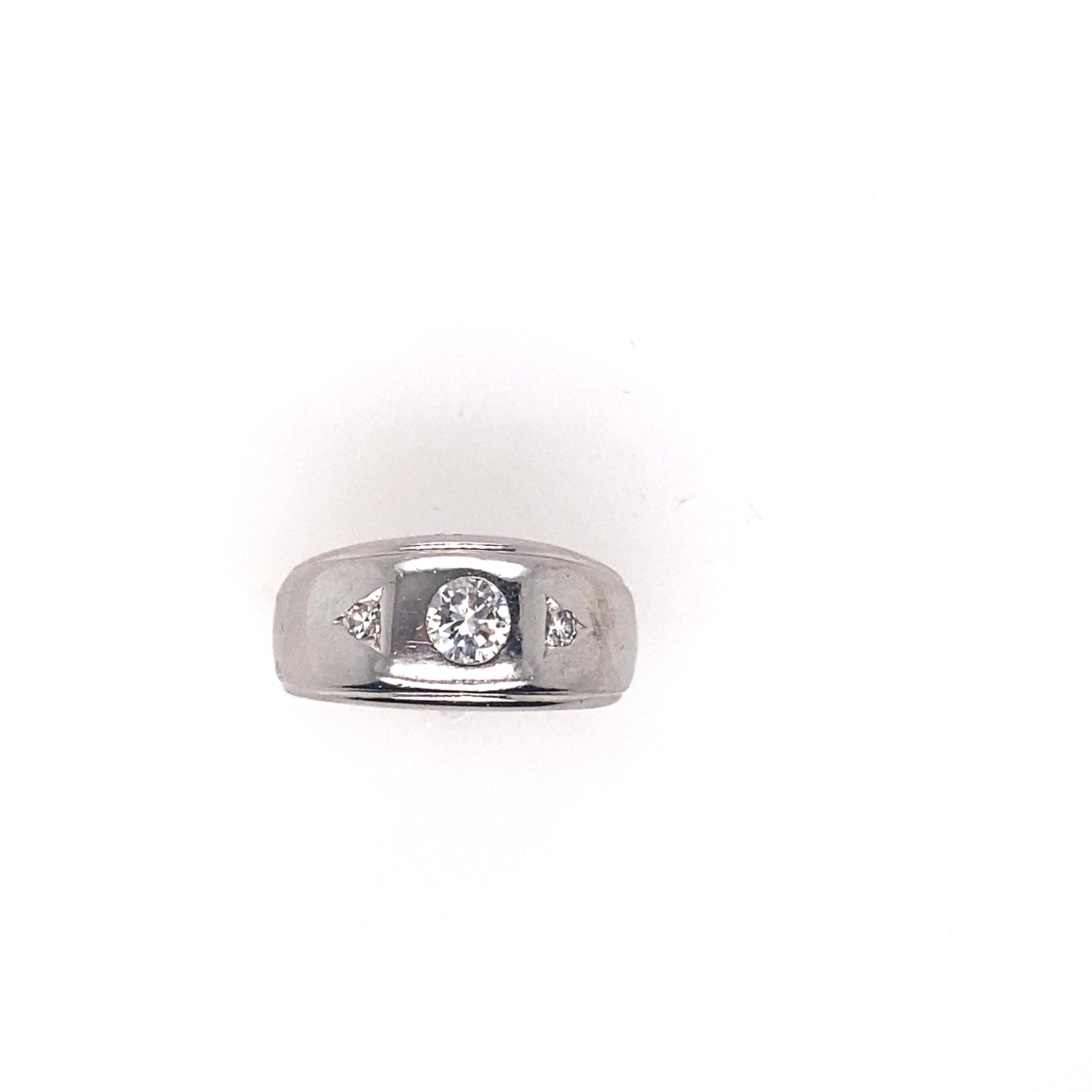 kuppelring aus 14 Karat Weißgold, besetzt mit 3 runden Diamanten von insgesamt etwa 0,55 Karat.  Tragen Sie dieses schicke Accessoire jeden Tag.

Diamanten Gewicht: 0,55 Karat
Diamanten Form : Brillant Rund
Farbe und Reinheit der Diamanten: