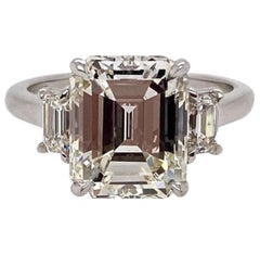 Ethonica Anello a tre pietre con diamante taglio smeraldo certificato GIA in platino