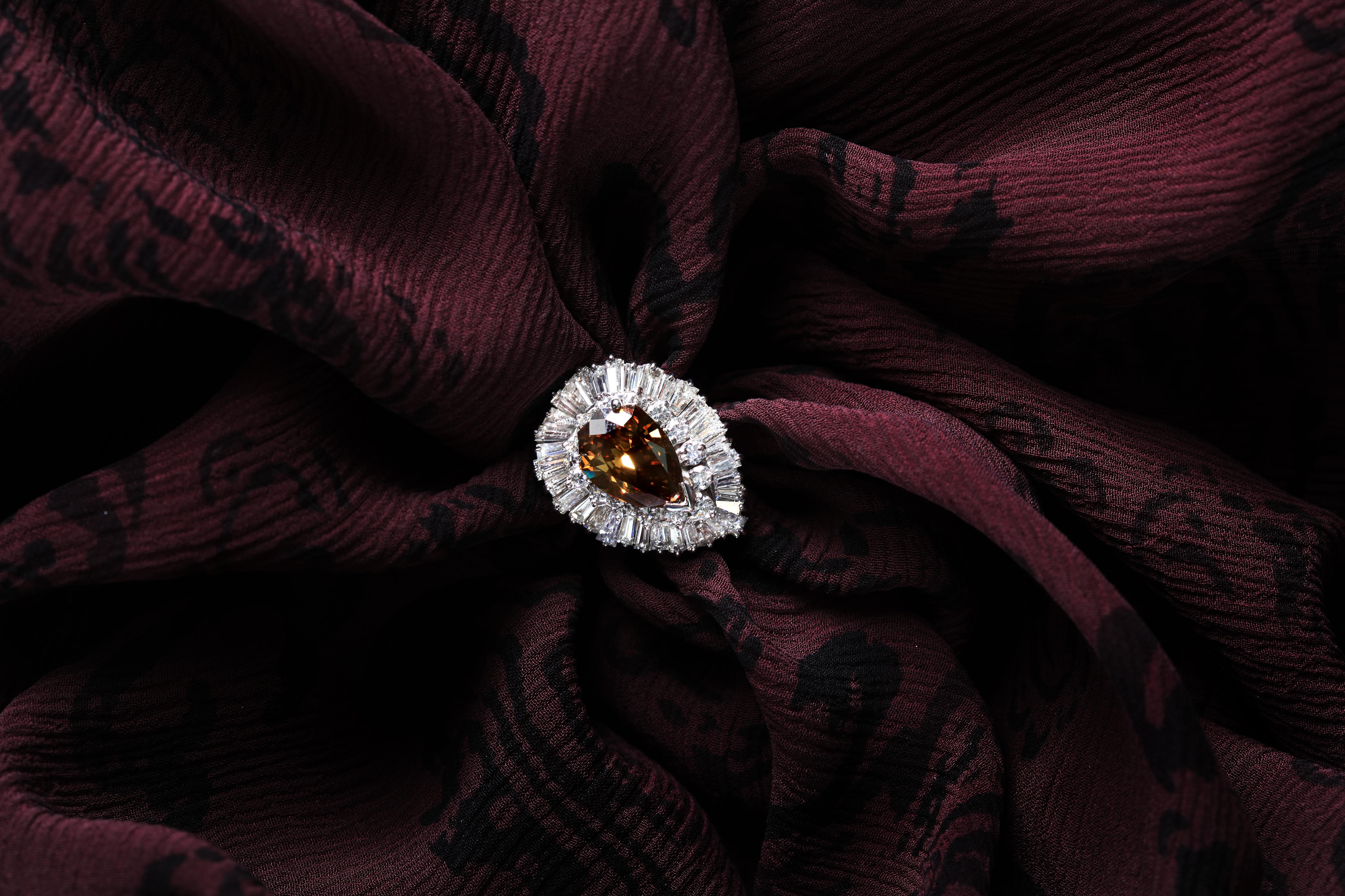 Taille écusson Ethonica Bague en or 18 carats avec diamants brillants marron fantaisie certifiés GIA (rare) en vente