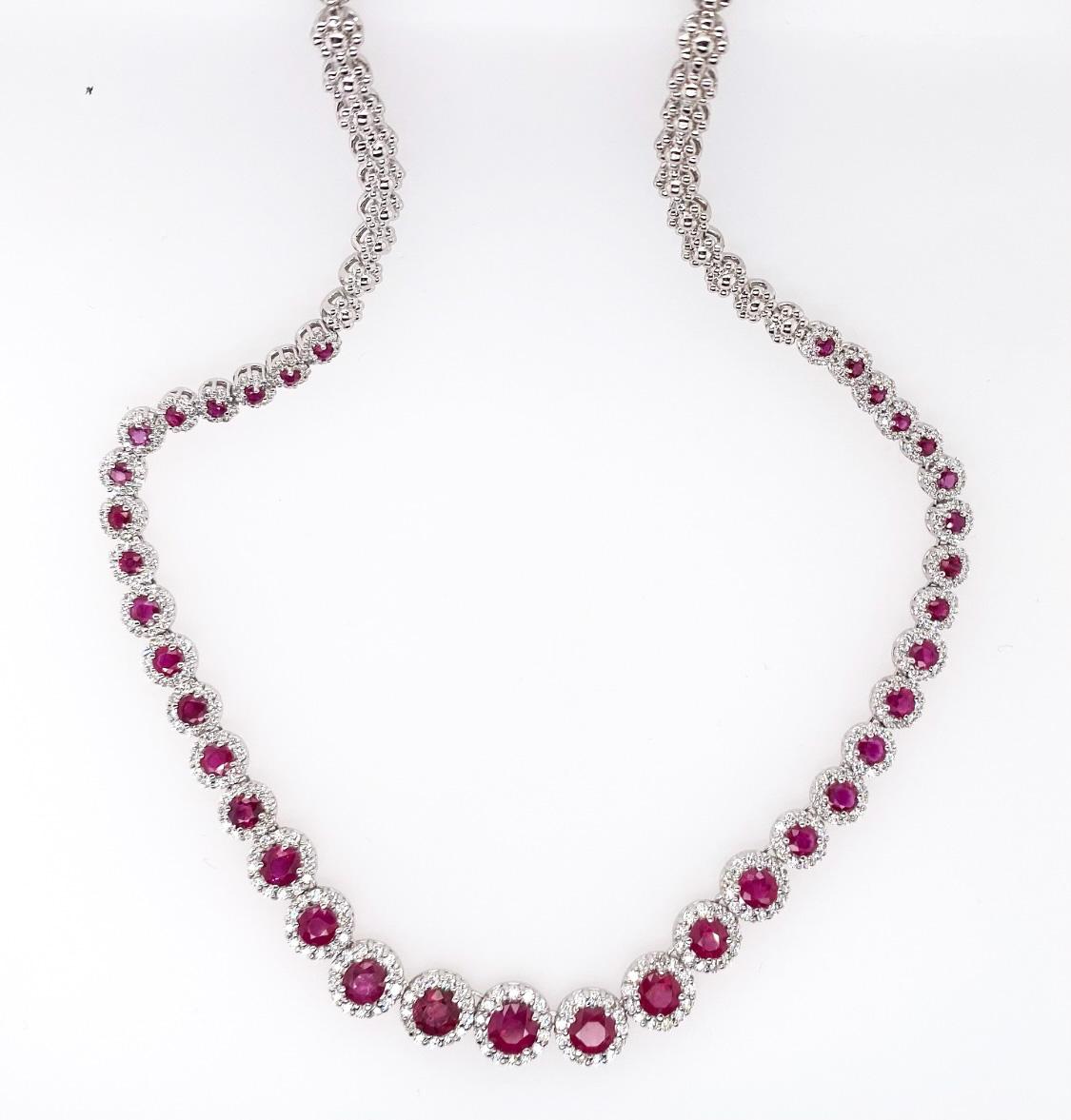 Contemporain Ethonica Collier tennis de la collection Halo en or 18 carats avec rubis et diamants en vente