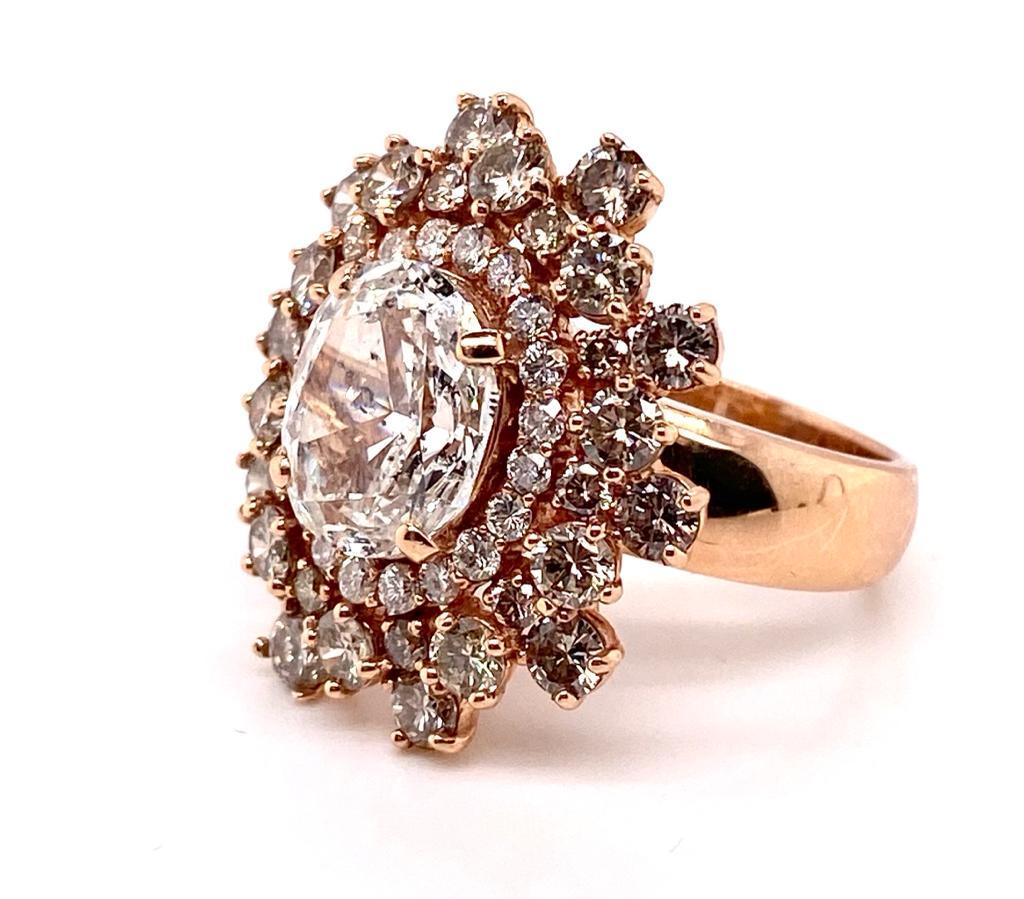 Der zertifizierte ovale Diamant von 3,66 Karat in der Mitte ist von runden Diamanten umgeben, die wie eine Ballerina aussehen. Sie eignet sich für jede Gelegenheit, um ein stilvolles Statement abzugeben.

Gewicht des Mittelsteins: 3,66 Karat
Form