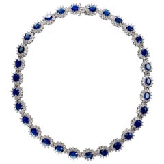 Ethonica Mitternachtsblaue Saphir- und Diamant-Cluster-Halskette aus 18 Karat Gold