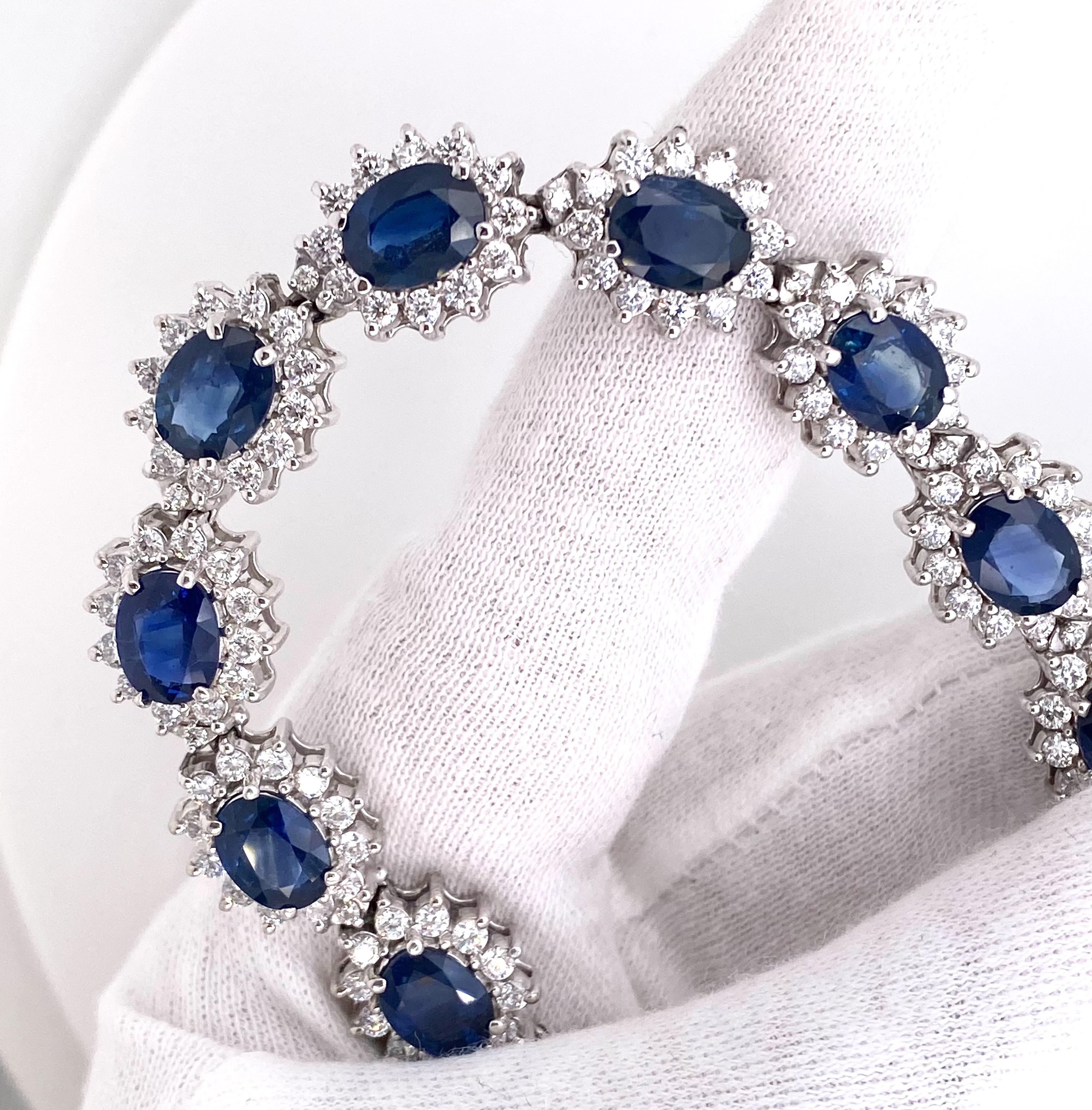 Dieses wunderschöne Collier zeigt einen tiefblauen Saphir im Ovalschliff, der von einem Halo aus runden Brillanten umgeben ist, die in 18 Karat Weißgold gefasst sind. Das Collier besteht aus dreißig ovalen Saphiren und Diamanten. Diese schöne