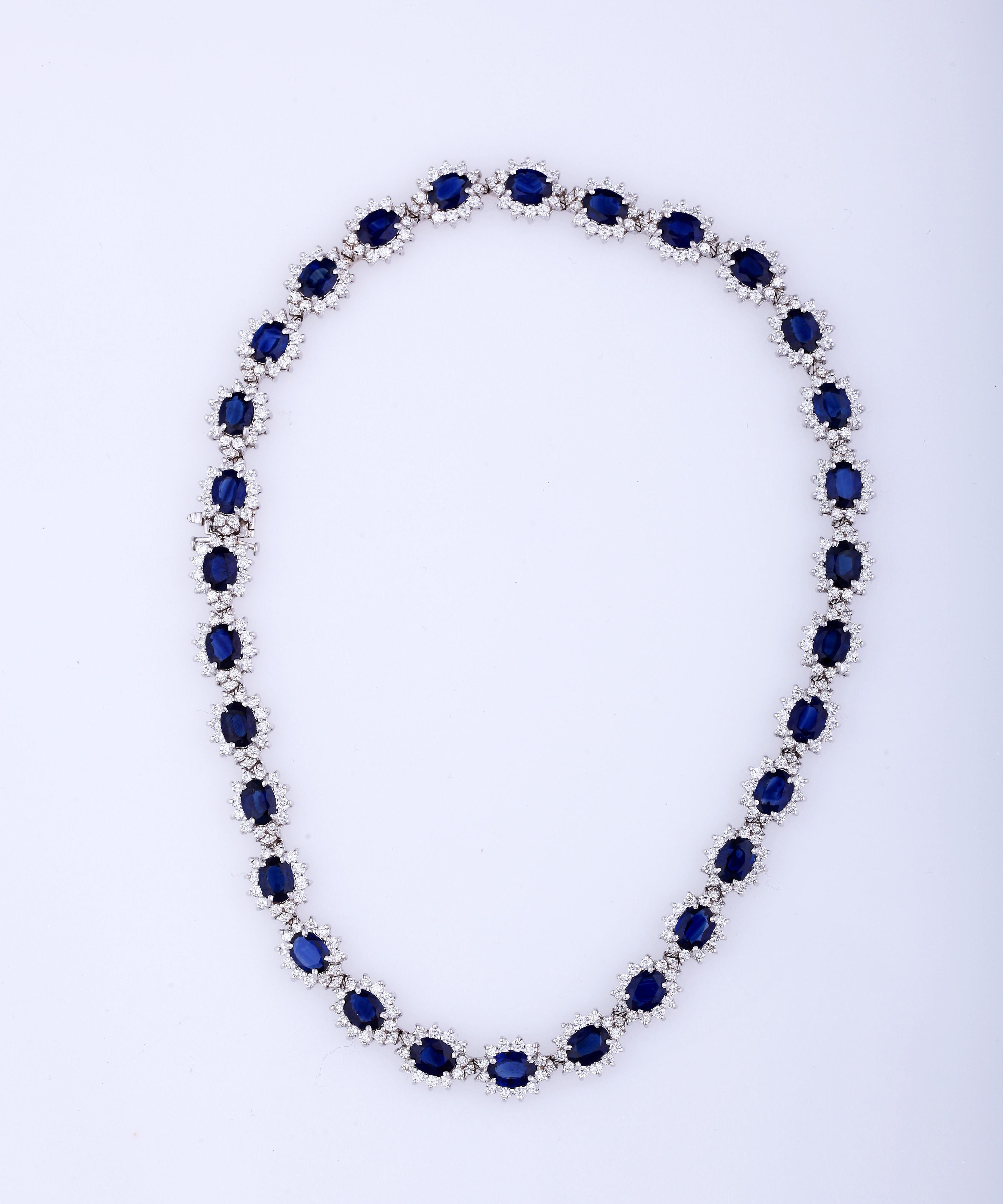 Ethonica Mitternachtsblaue Saphir- und Diamant-Cluster-Halskette aus 18 Karat Gold (Zeitgenössisch) im Angebot