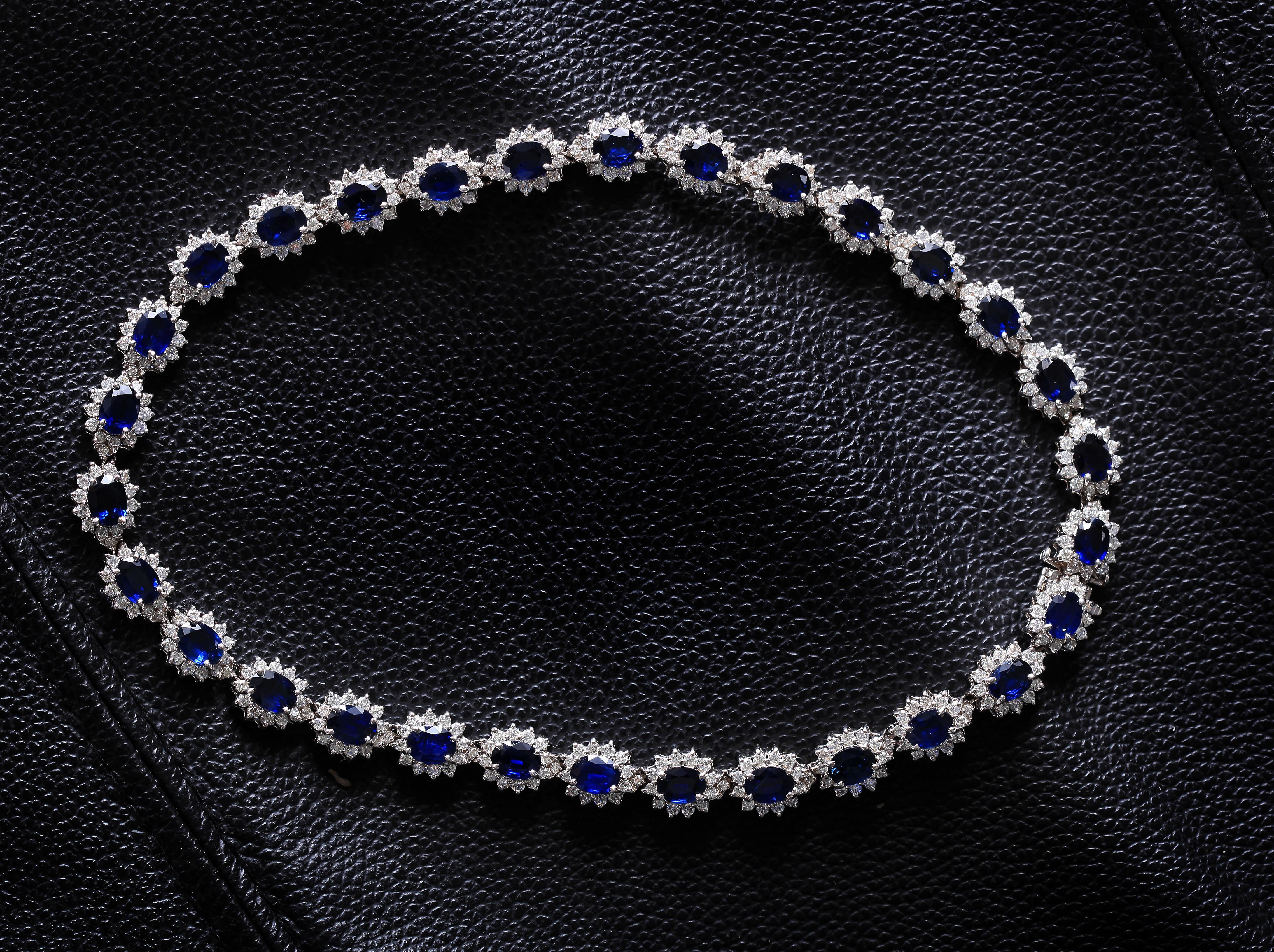 Ethonica Mitternachtsblaue Saphir- und Diamant-Cluster-Halskette aus 18 Karat Gold (Rundschliff) im Angebot
