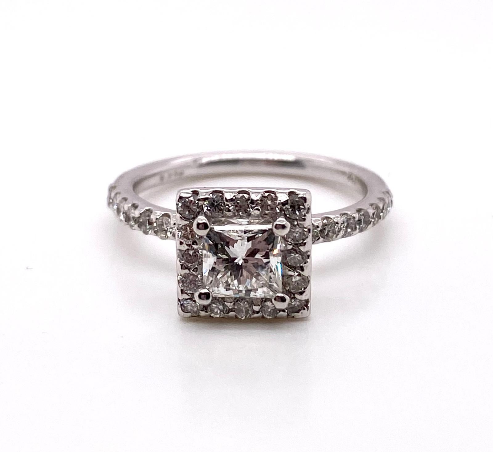 Ethonica Prinzessinnenschliff Halo Diamant Verlobungsring aus 14 Karat Gold (Zeitgenössisch) im Angebot