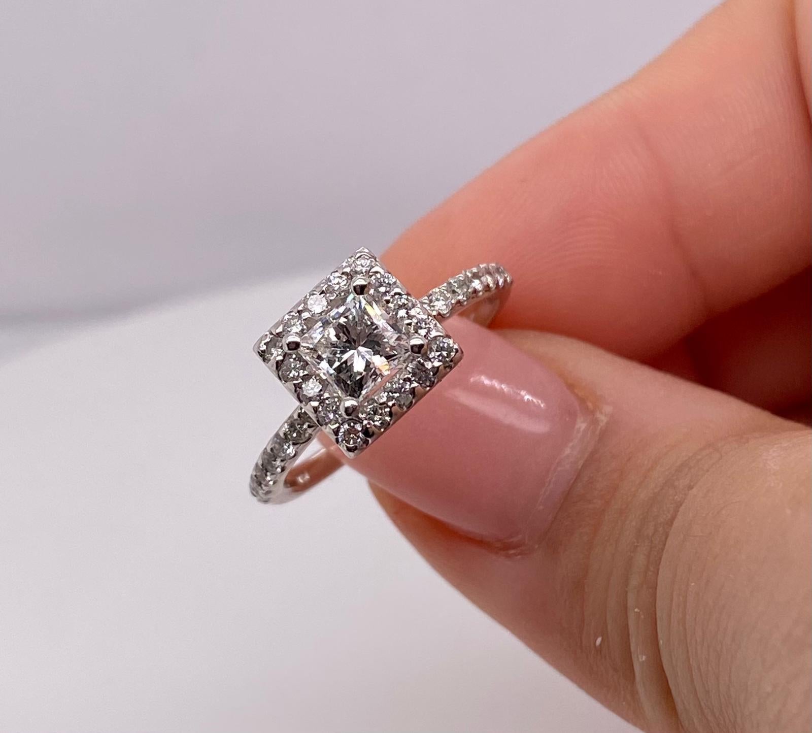 Ethonica Prinzessinnenschliff Halo Diamant Verlobungsring aus 14 Karat Gold (Carréschliff) im Angebot