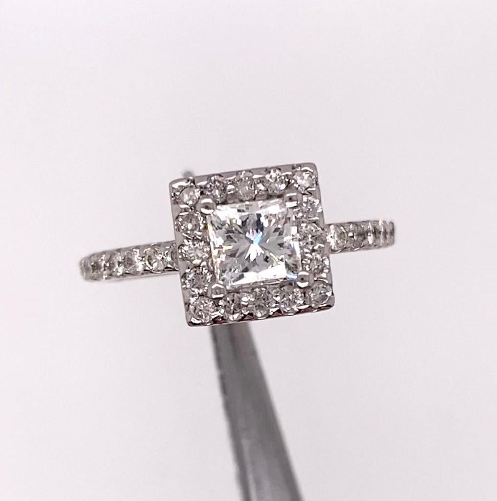 Ethonica Prinzessinnenschliff Halo Diamant Verlobungsring aus 14 Karat Gold im Zustand „Neu“ im Angebot in New York, NY