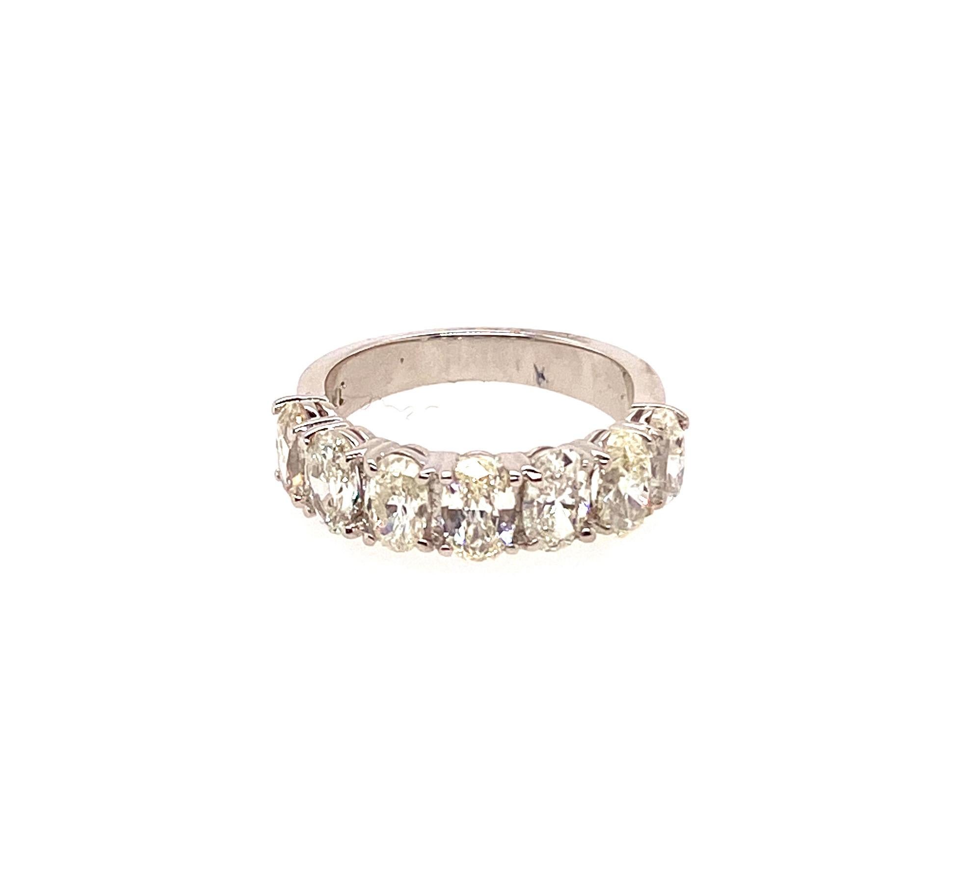 Oval Cut Seven-Stone Diamond Band in 18 Karat Gold For Sale