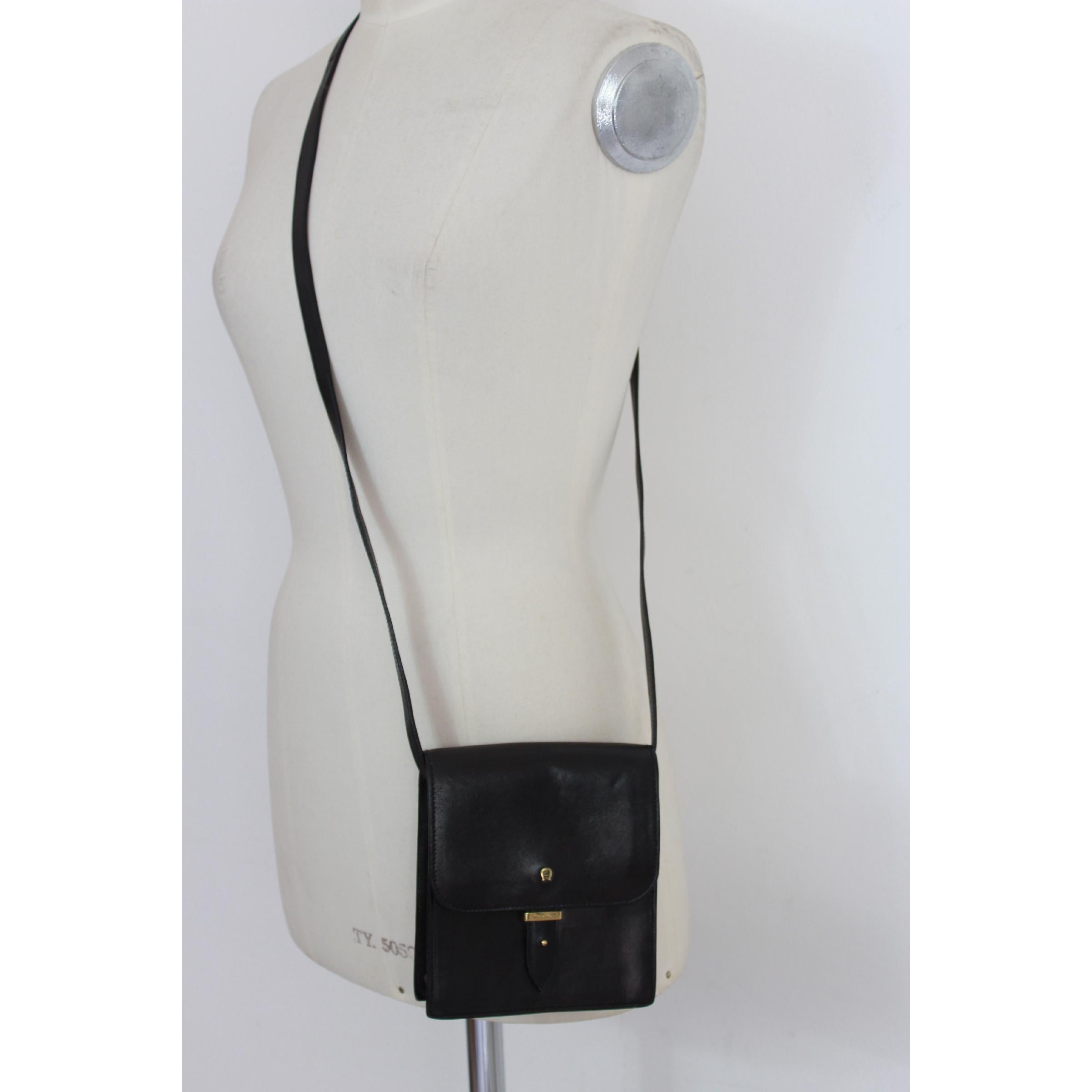 Etienne Aigner vintage 70s shoulder bag. Black, 100% leather. Small model, clip closure, gold details. Made in France. Externally excellent conditions, some signs of use inside.

Height: 16 cm
Width: 15 cm
Depth: 4 cm
