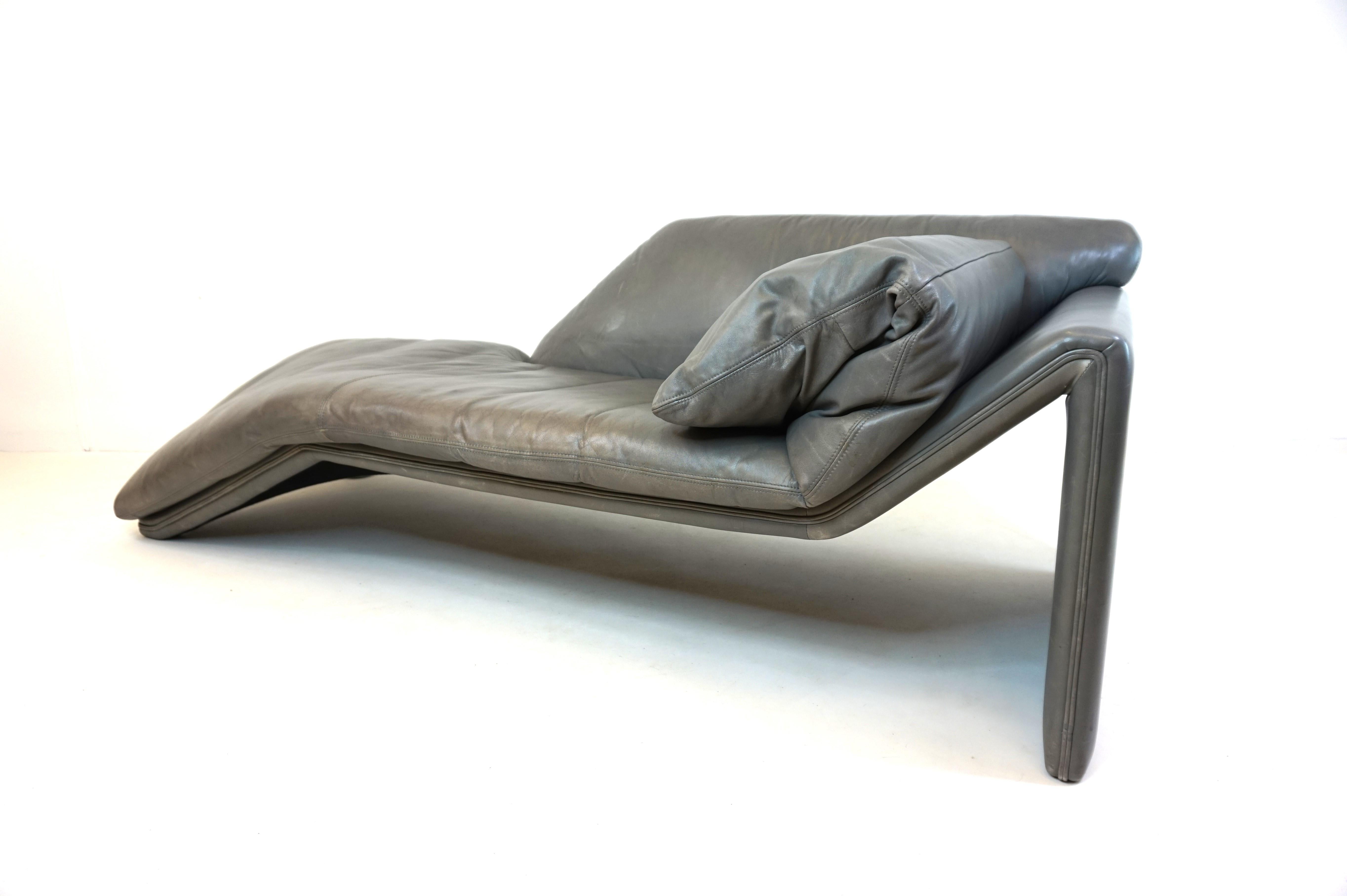 Dieses erstklassige Daybed von Etienne Aigner ist aus grauem Leder und in sehr gutem Zustand. Das Leder ist weich und ohne Beschädigungen, nur eine leichte Patina ist sichtbar. Der Rahmen, der ebenfalls mit Leder bezogen ist, hat auf der Rückseite