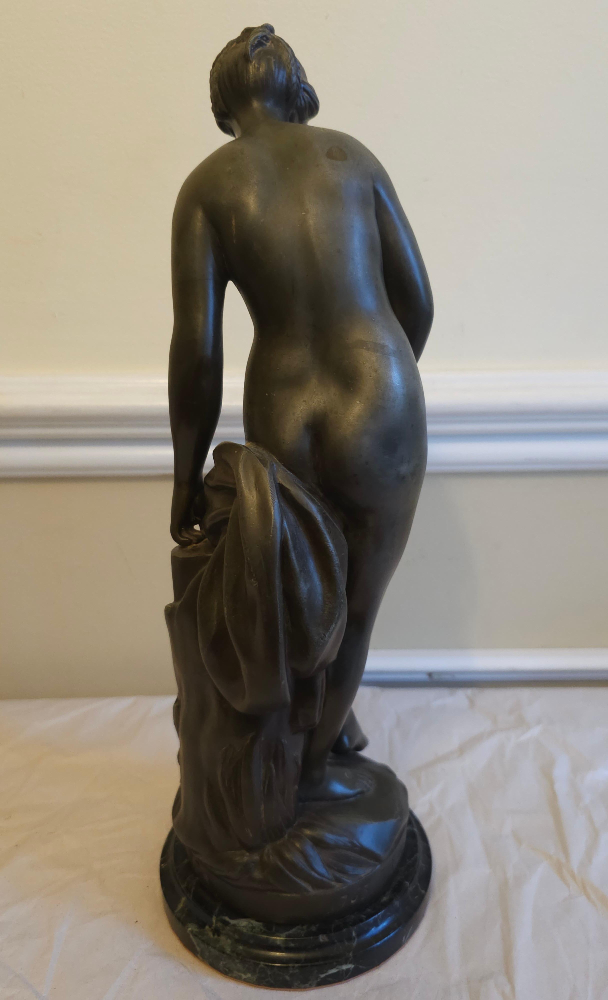  D'après Etienne-Maurice Falconet (français 1716 - 1791) La Baigneuse Sculpture en spath patiné représentant Diane au puits. Signé et daté 1765
Mesure 6