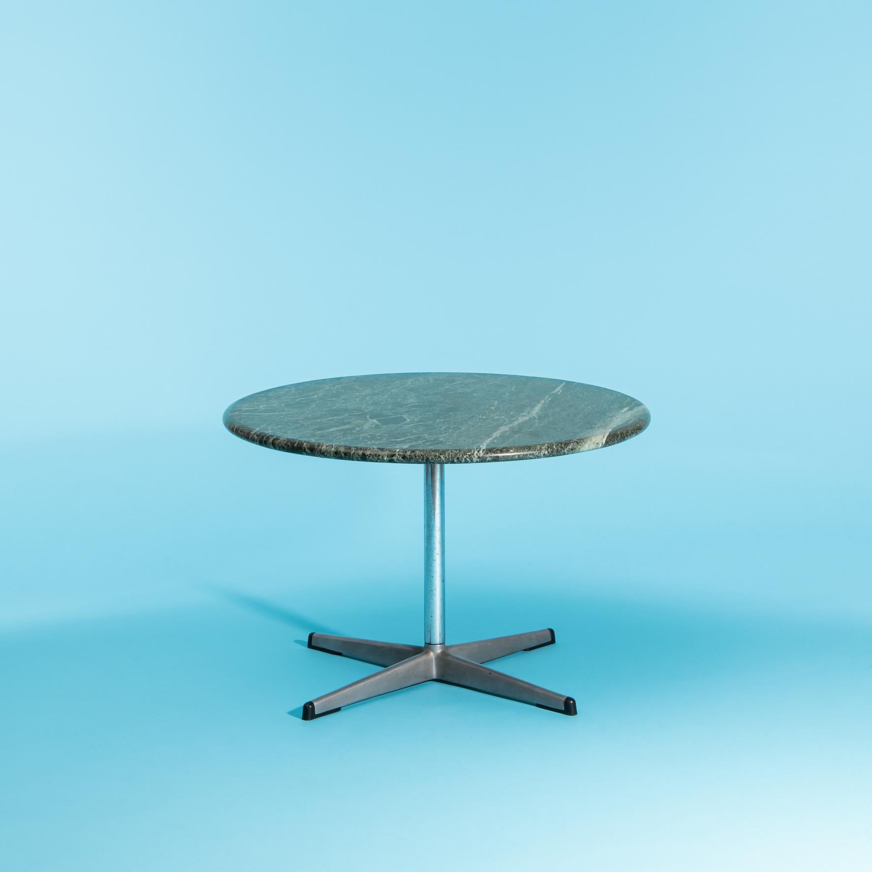 FERMIGIER Étienne (1932-1973)
Delta collection coffee table, Airborne edition, France, circa 1960
Chrome-plated metal, black rubber, green marble
Diam. 65 x Height 42 cm

Literature: Airborne catalog, circa 1960