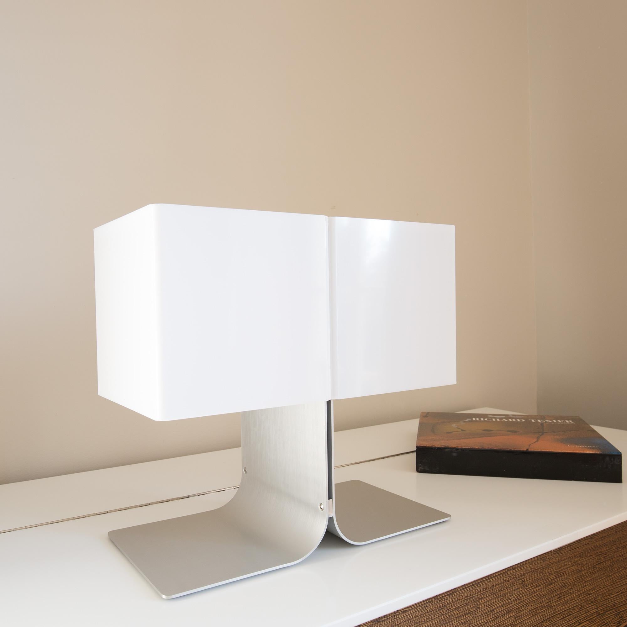 Étienne Fermigier F170 table lamp for Disderot

Originally designed in 1970, the model F170 exemplifies the anti-conformist and futuristic design of the era, during which the materials used were more often synthetic thus producing a shiny or