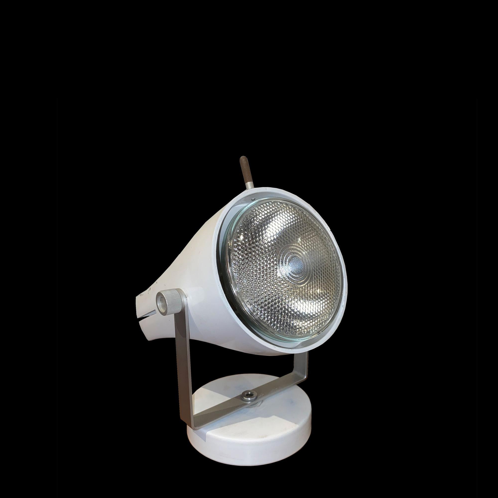 Lámpara de mesa Etienne Fermigier modelo F39 para Disderot. Versión de sobremesa. Buen estado, algunos arañazos por el uso.