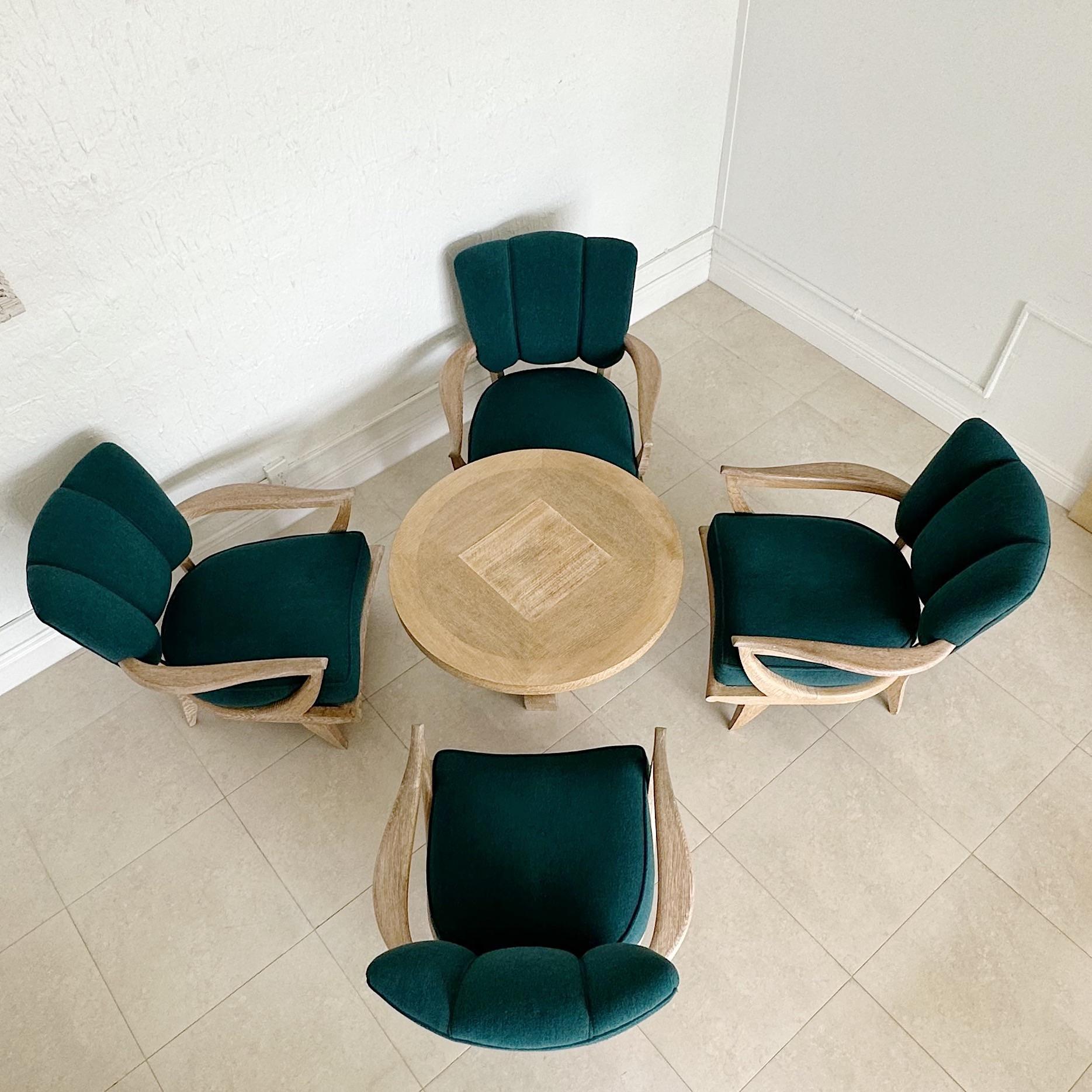 Ensemble de conversation en chêne cérusé et chaulé par Etienne Henri Martin, France 1950's, composé de quatre chaises et d'une table, il est extrêmement rare de trouver cet ensemble avec la table. Le tout dans le tissu d'origine.
La table mesure