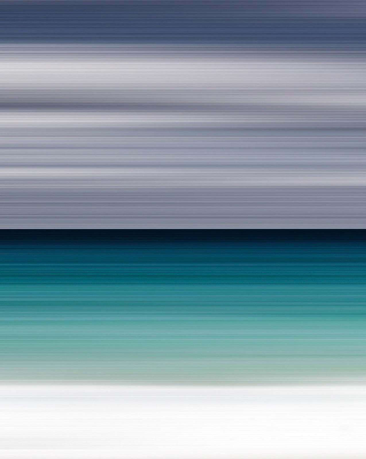 In diesem einzigartigen Fotodruck hat Etienne Labbé die subtilen Variationen eines stimmungsvollen grauen Himmels über einem Band aus smaragdgrünem Wasser eingefangen. Seine wunderschönen Kompositionen experimentieren mit der Interaktion zwischen