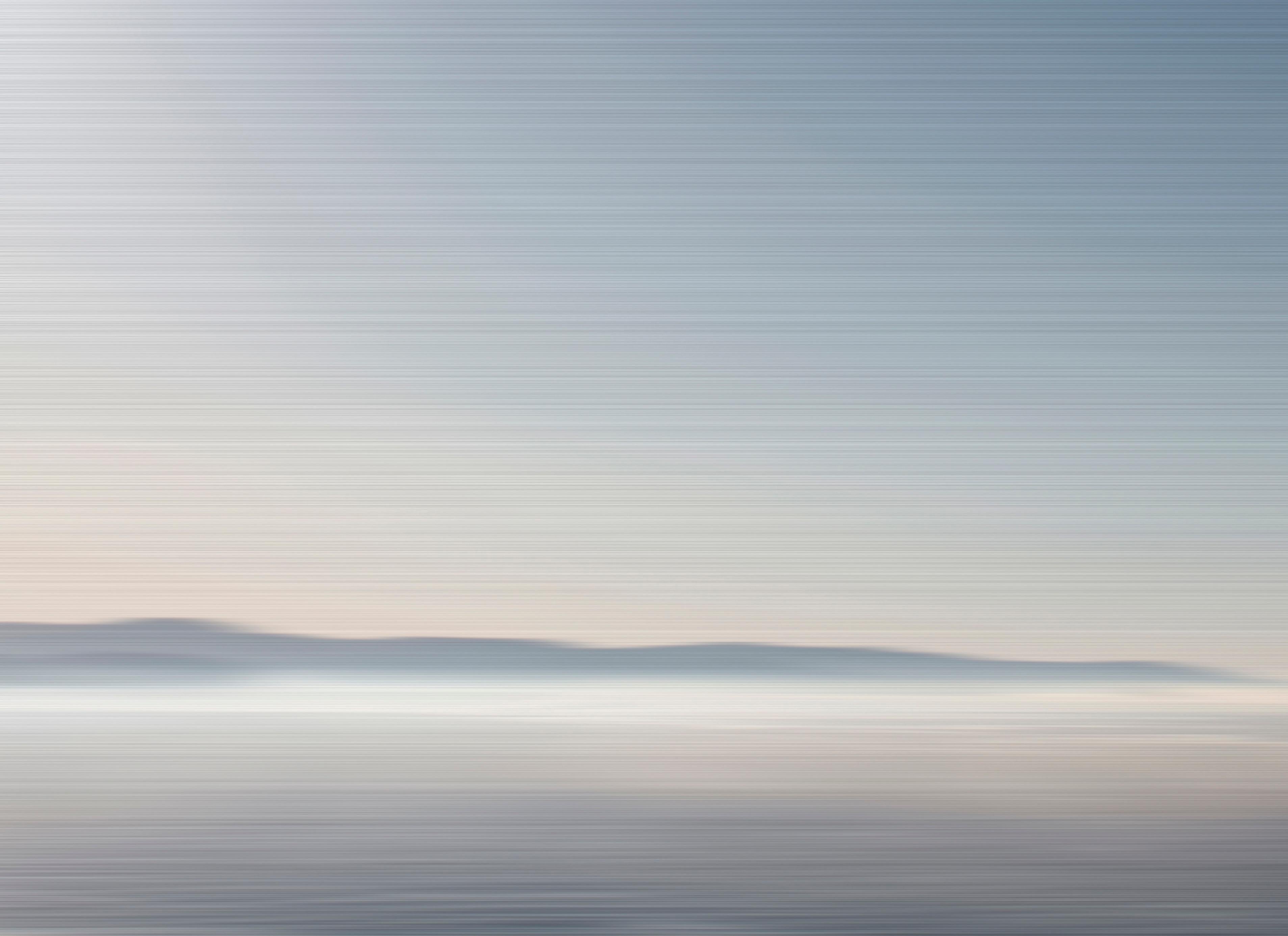 Misty Harbour - zeitgenössische, abstrahierte Landschaft, Fotografie auf Dibond (Grau), Landscape Photograph, von Etienne Labbe