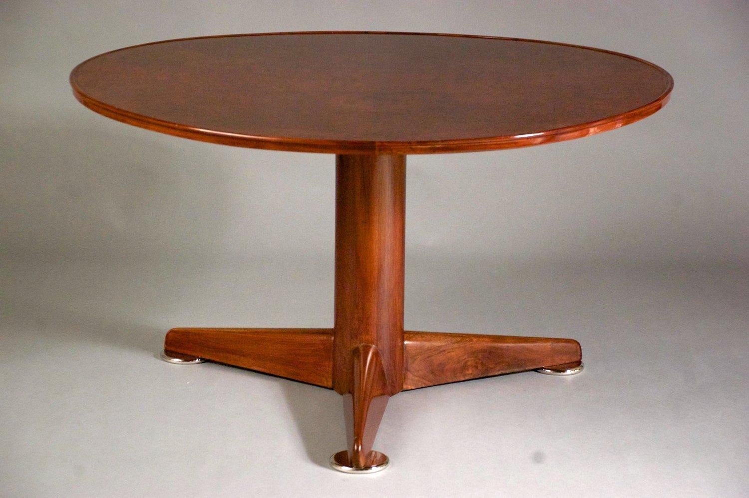 Table d'appoint/table basse Art Déco d'Etienne Martin, vers 1932, en noyer français et ronce de noyer avec monture en bronze nickelé. Mesures : 35.5