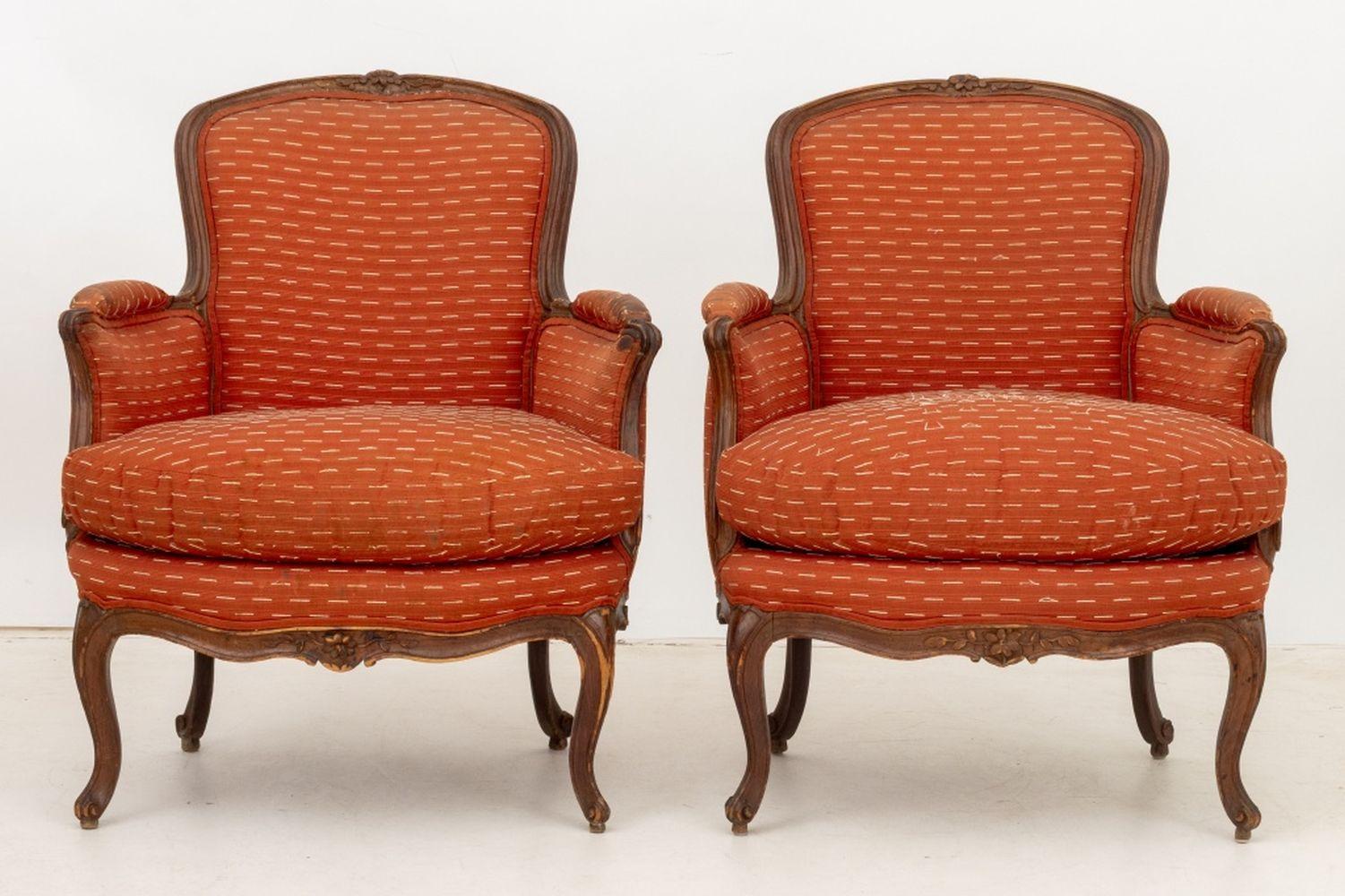 Pareja de Bergeres Luis XV tallados en madera de haya, hacia 1750, con tapicería naranja quemado y blanca sobre patas cabriolé, estampado 