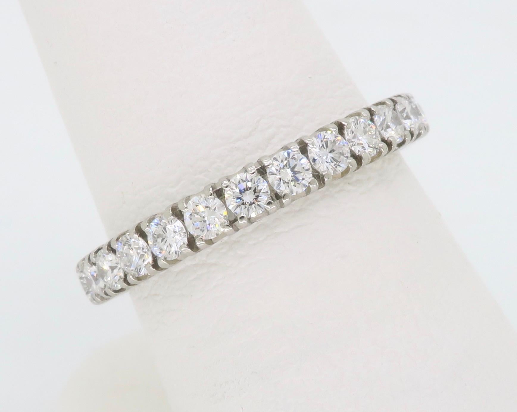 Étincelle de Cartier Diamond Eternity Wedding Band en vente 1